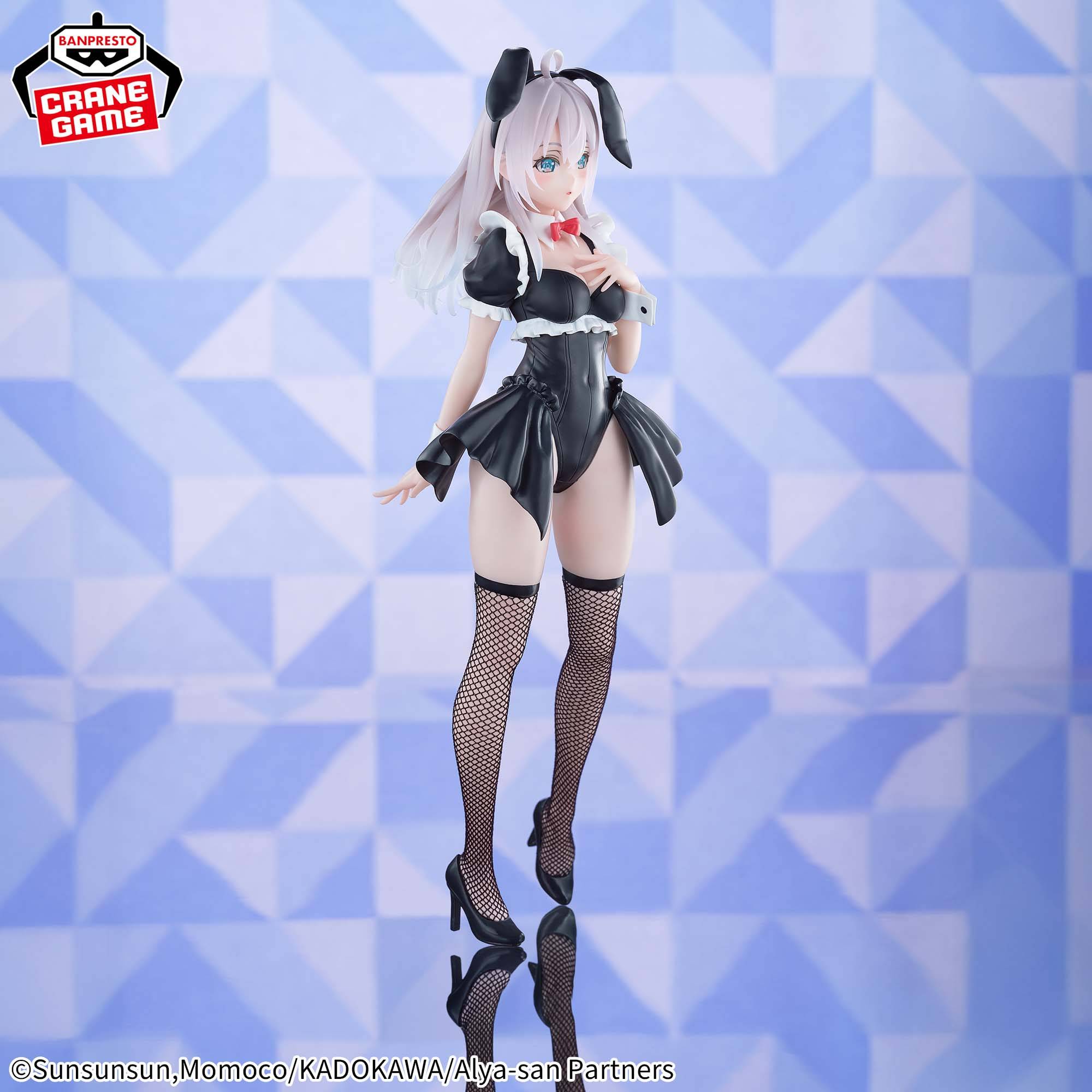 Estatua de Alya Bunny Ver. Glitter & Glamours de 28 cm, con traje de conejita negro y medias de red.