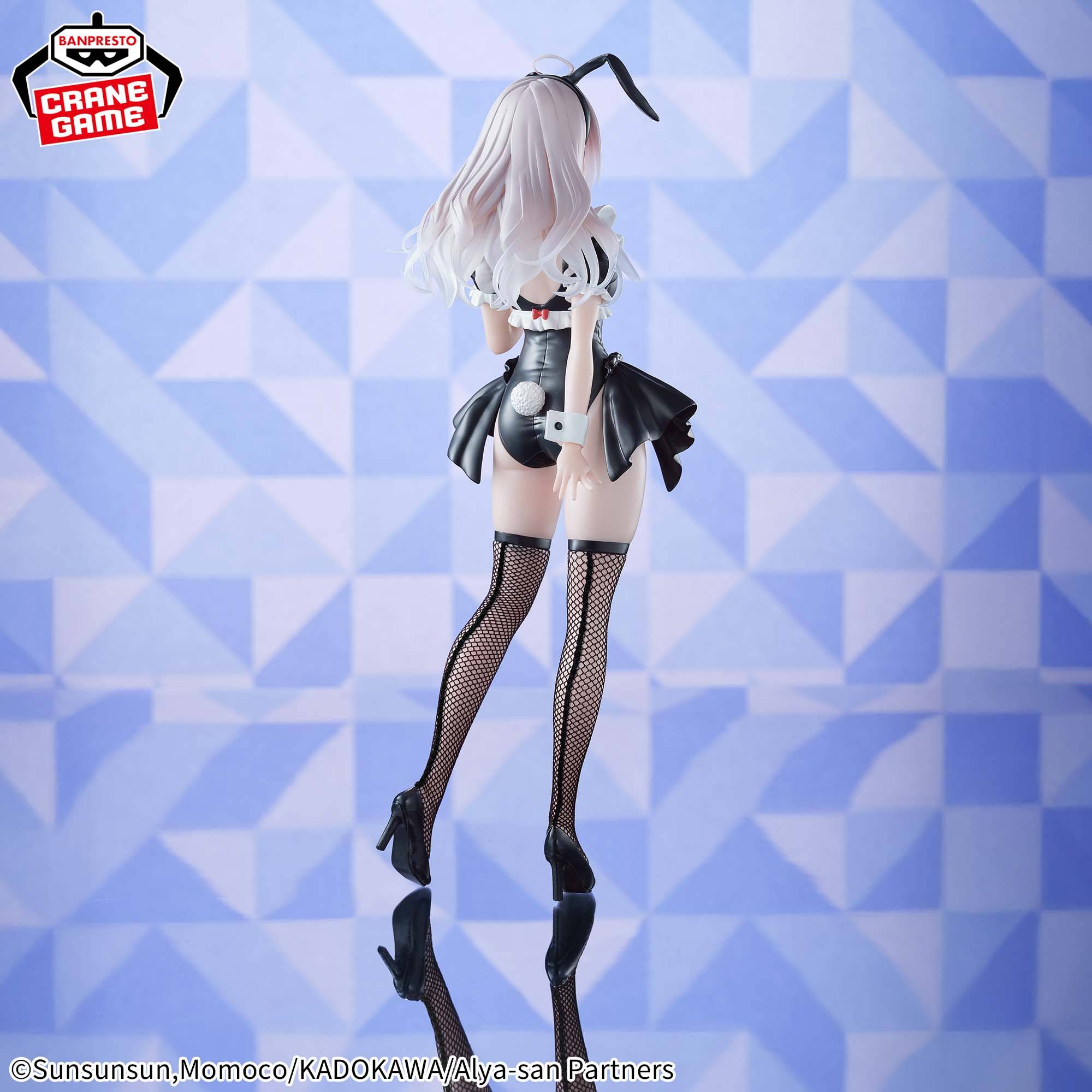 Figura de Alya Bunny Ver. Glitter & Glamours de 28 cm, cabello blanco, traje de conejita negro y medias de red.