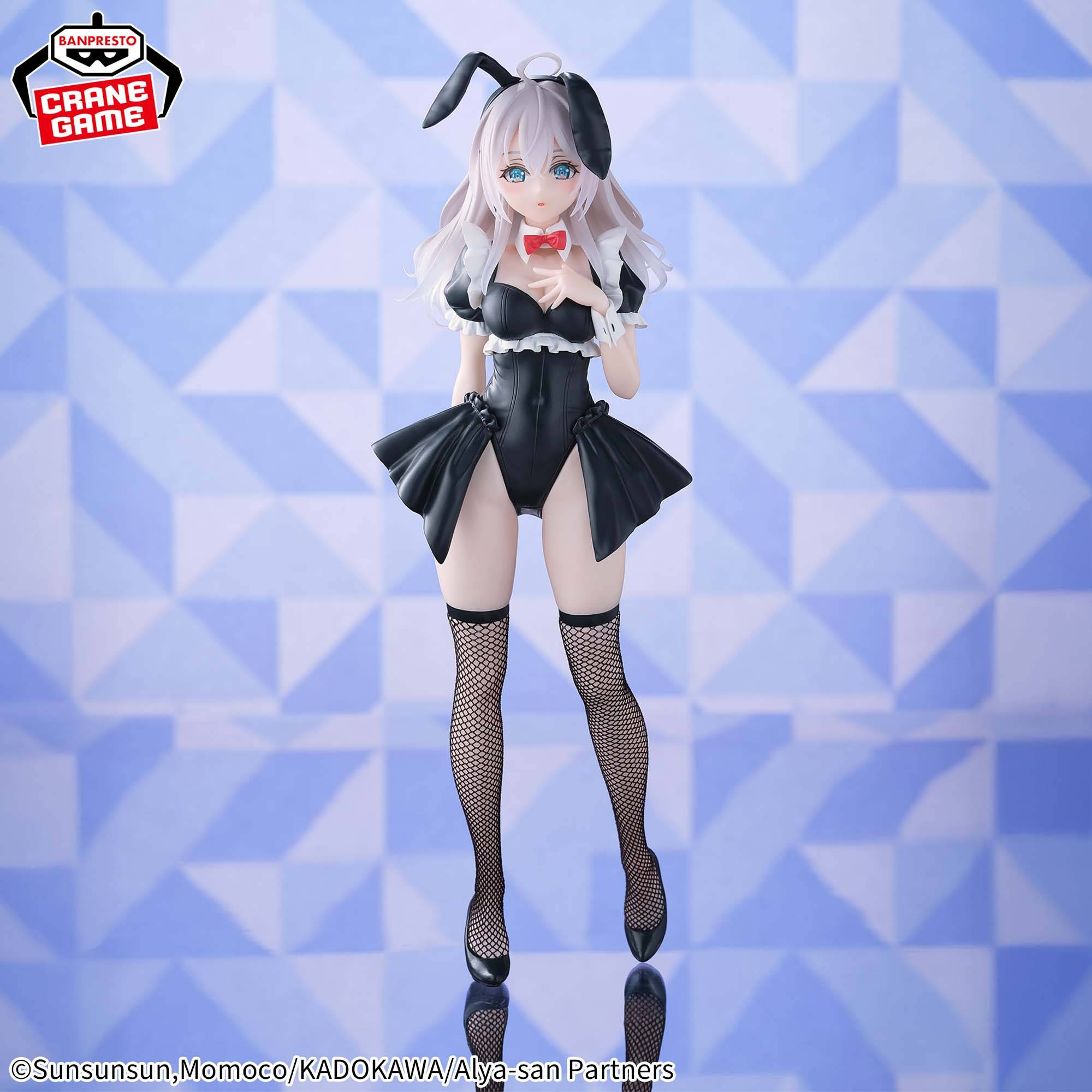 Estatua de Alya Bunny Ver. Glitter & Glamours de 28 cm, con traje de conejita negro, medias de red y lazo rojo.