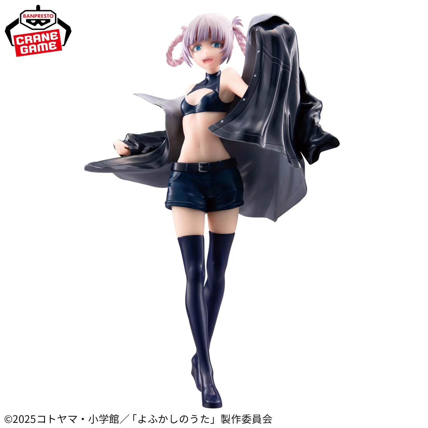 Estatua de Nazuna Nanakusa de Call of the Night, 22 cm, con chaqueta negra, top y shorts oscuros.