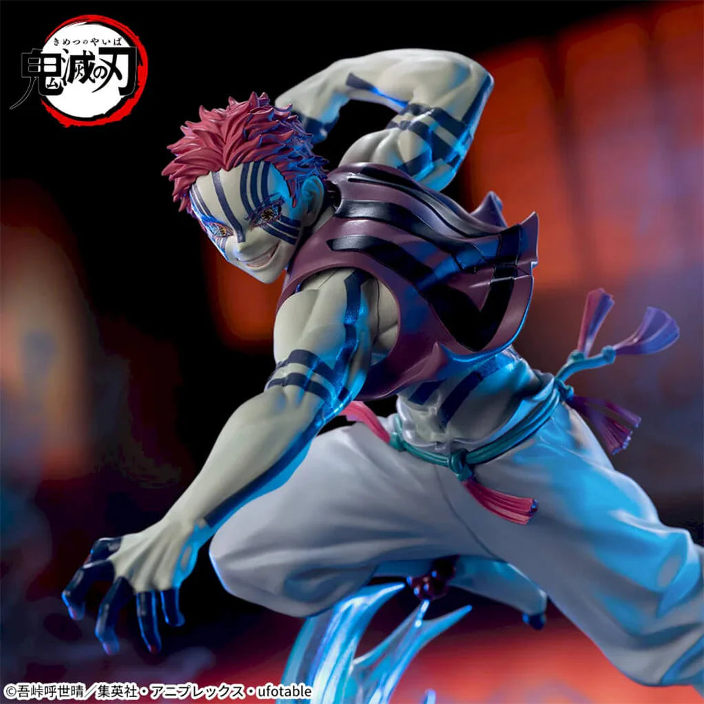 Estatua de Akaza de Demon Slayer, 14 cm, en pose dinámica de artes marciales, con pelo rosa y marcas azules.