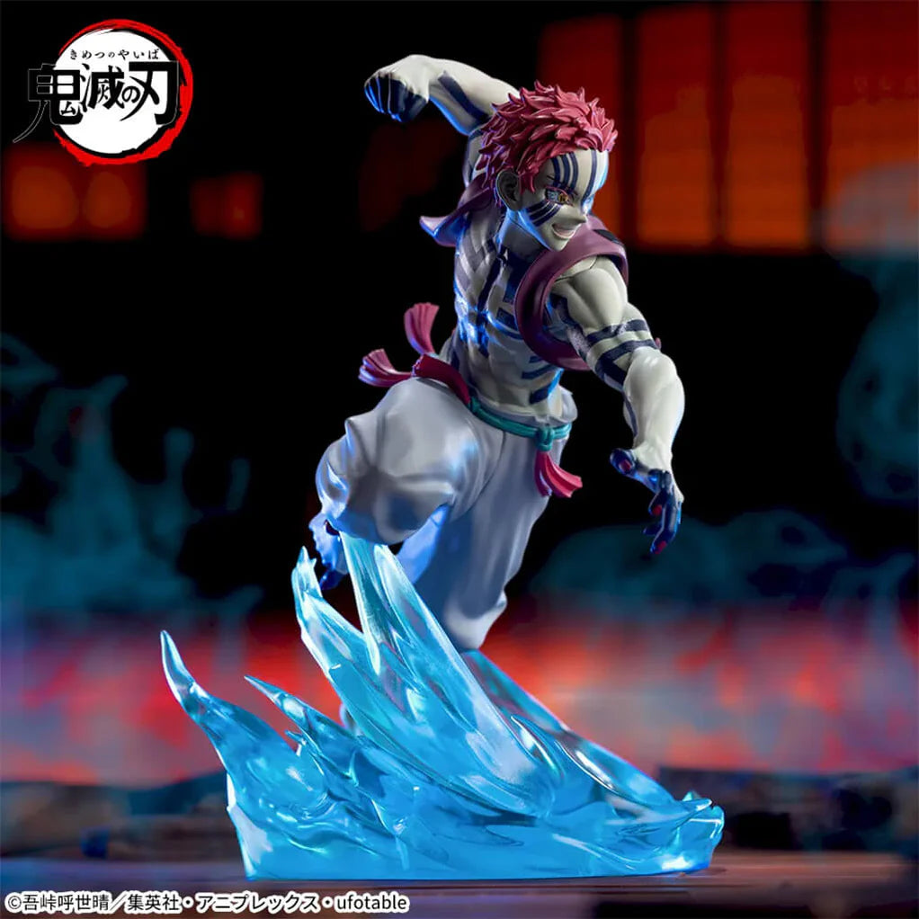 Estatua de Akaza de Demon Slayer, 14 cm, en pose dinámica de artes marciales con base azul translúcida.