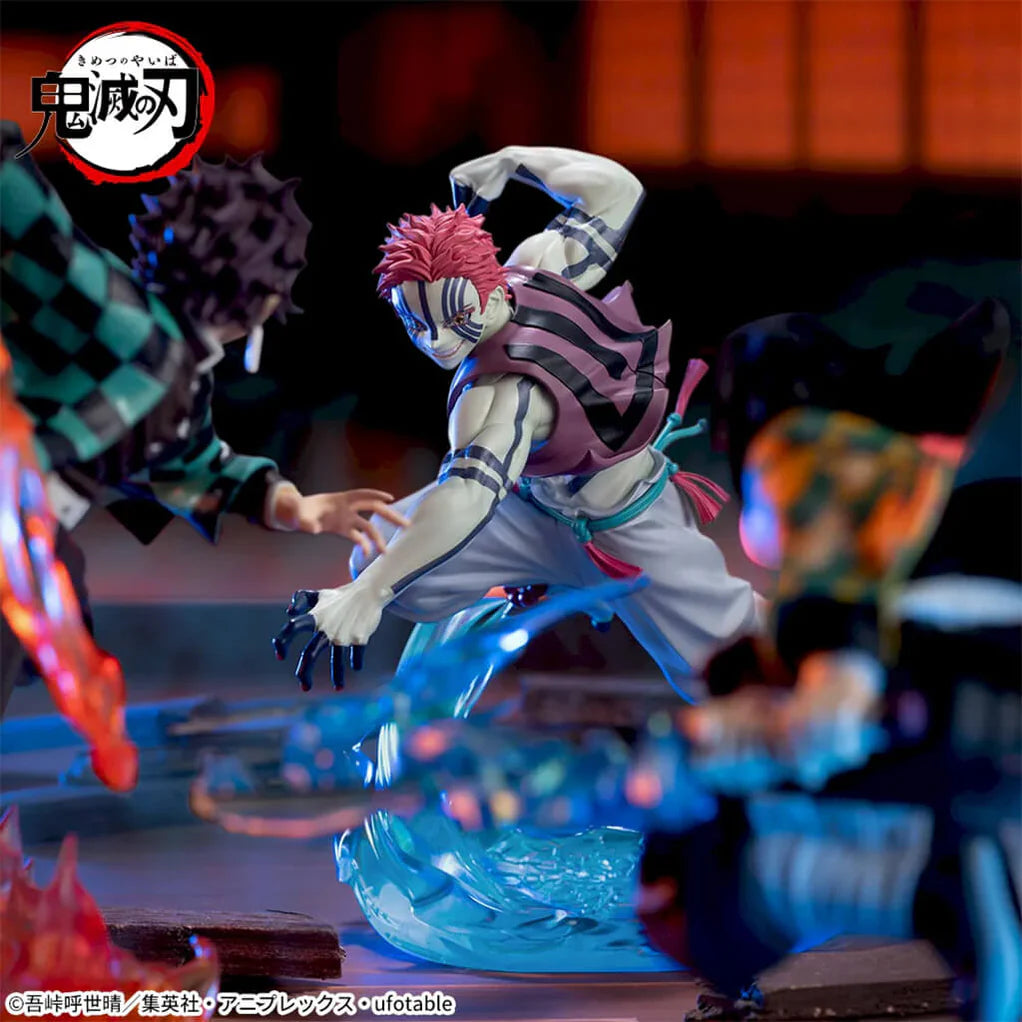 Estatua de Akaza de Demon Slayer, 14 cm, en pose dinámica de artes marciales con efectos azules.