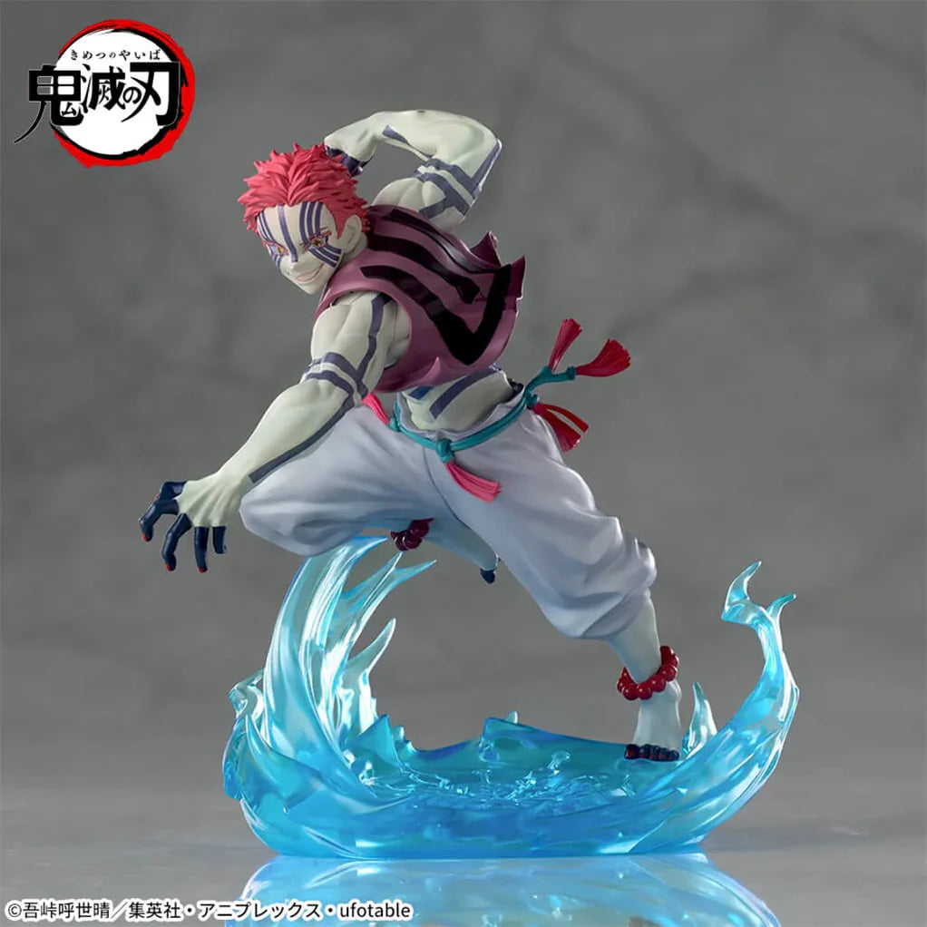 Estatua de Akaza de Demon Slayer, 14 cm, en pose dinámica de artes marciales con base de agua azul.