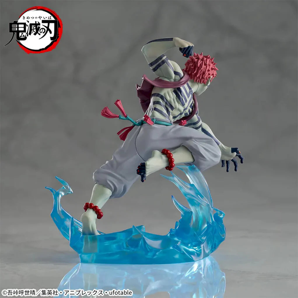 Estatua de Akaza de Demon Slayer, 14 cm, en pose dinámica de artes marciales con base azul translúcida.