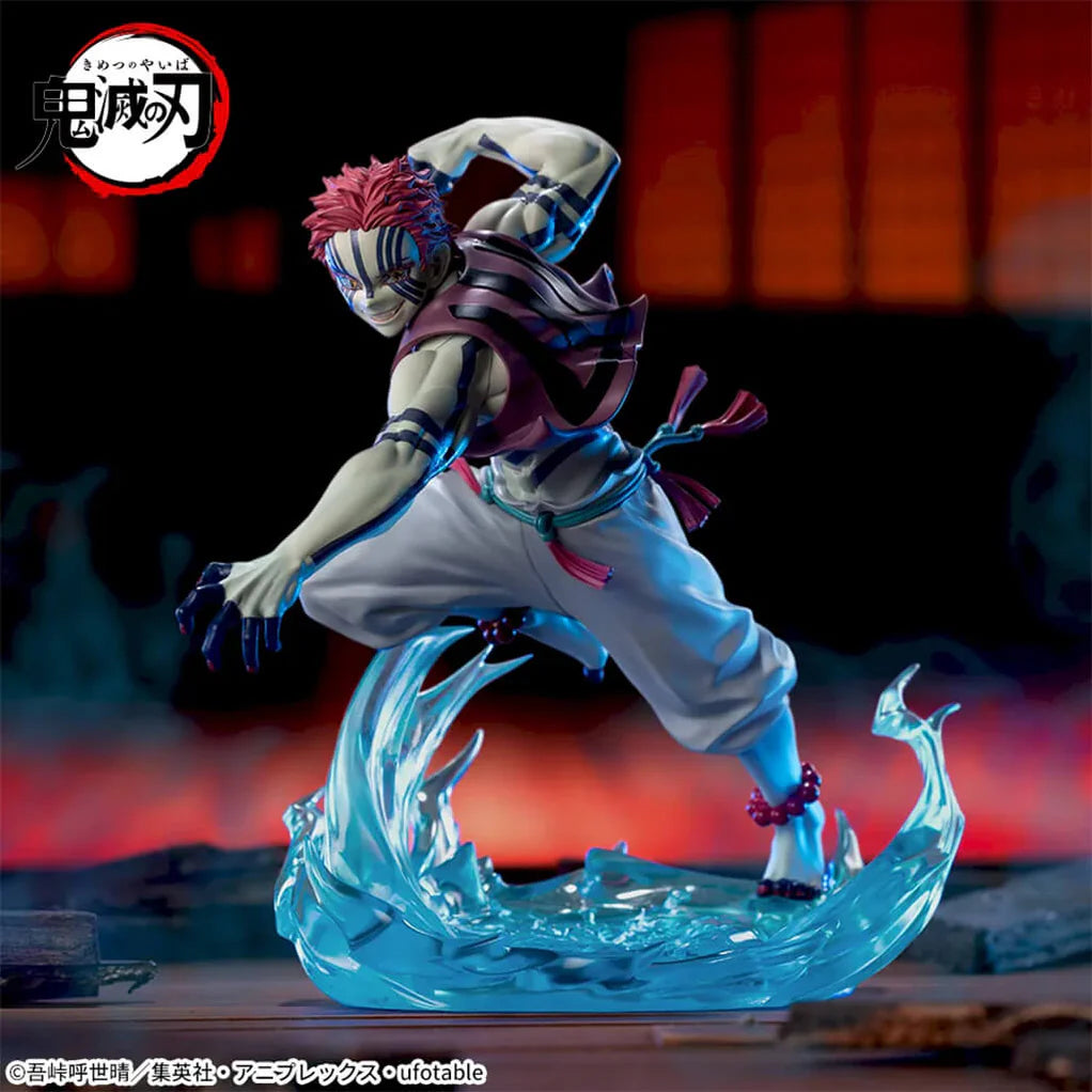 Estatua Akaza Demon Slayer Xross Link de 14 cm, pose dinámica de artes marciales sobre base de energía azul.