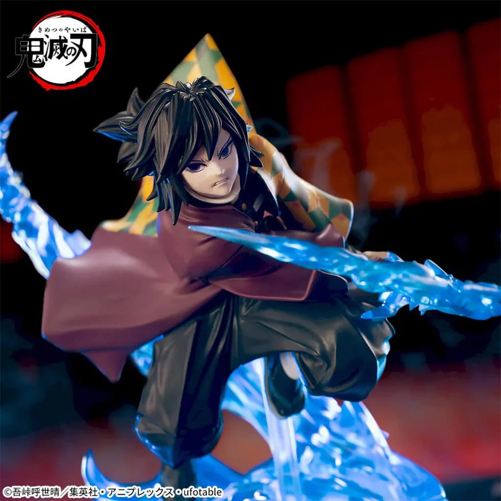 Estatua de Giyu Tomioka de Demon Slayer, 14,5 cm, en pose dinámica de combate con efectos de agua azul brillante.