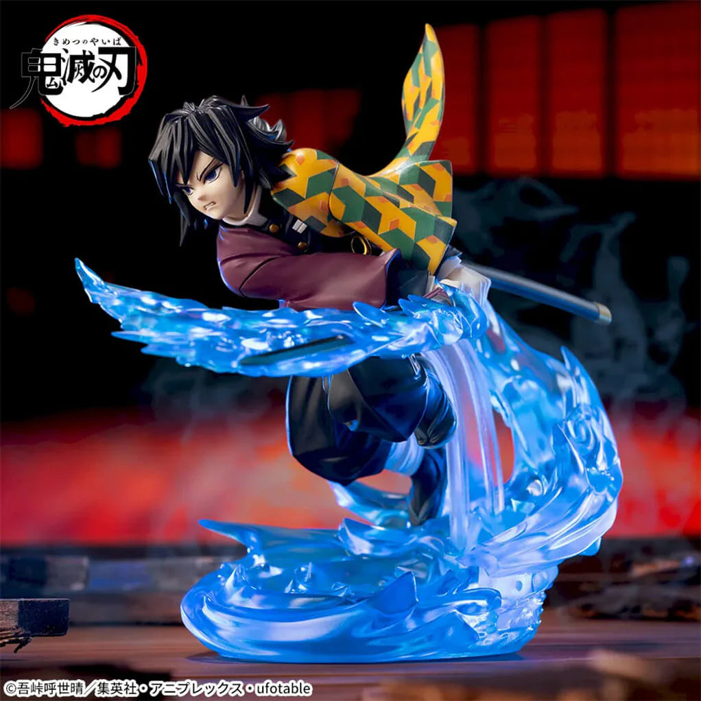 Estatua de Giyu Tomioka de Demon Slayer, 14,5 cm, en pose dinámica con efectos de agua azul translúcida.