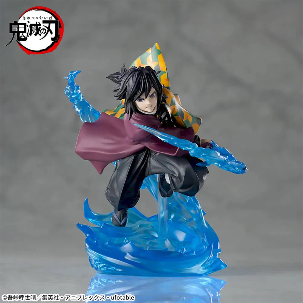 Estatua de Giyu Tomioka de Demon Slayer, 14,5 cm, en pose dinámica con efectos de agua azul.