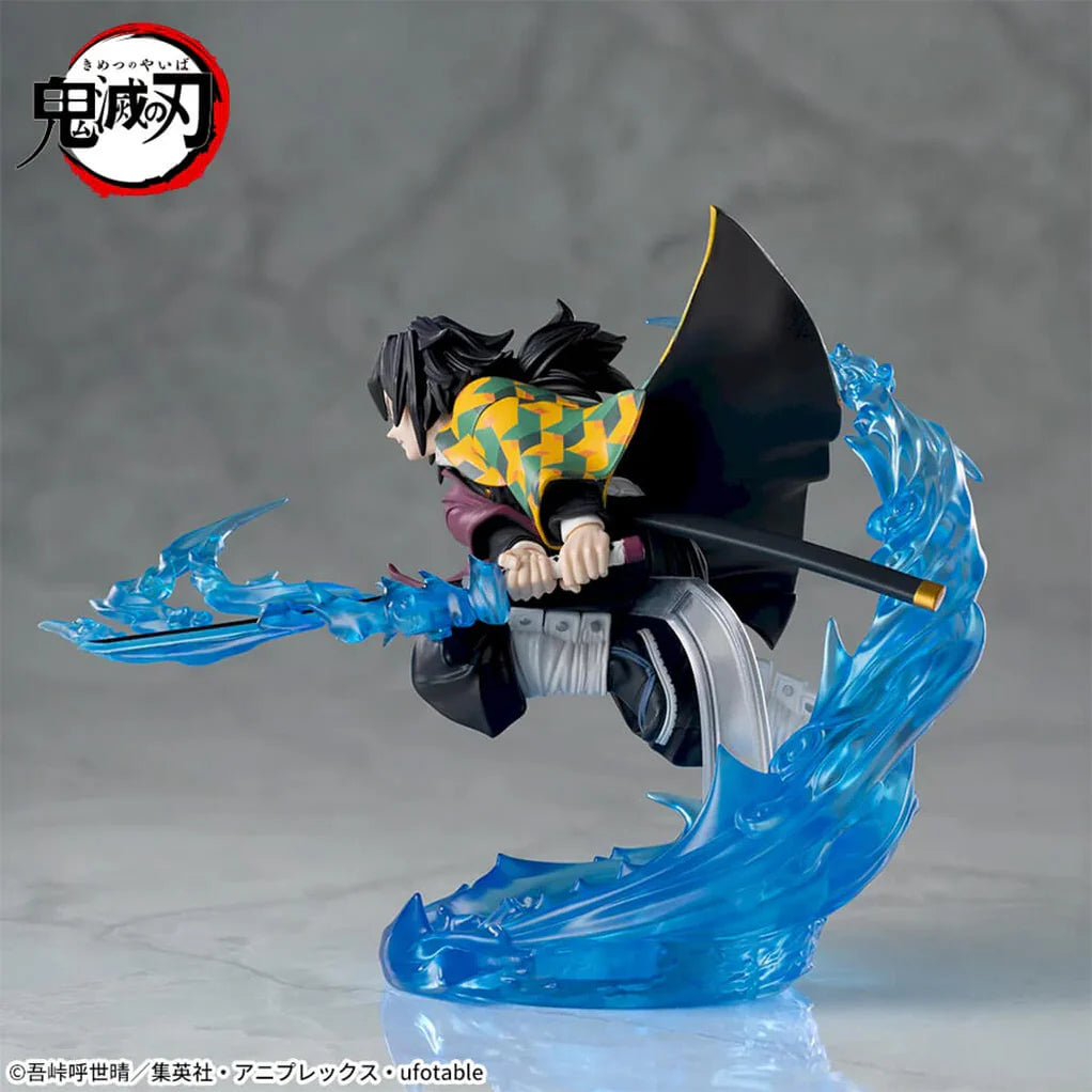 Estatua de Giyu Tomioka de Demon Slayer, 14,5 cm, en pose de combate dinámica con efectos de agua azul translúcida.