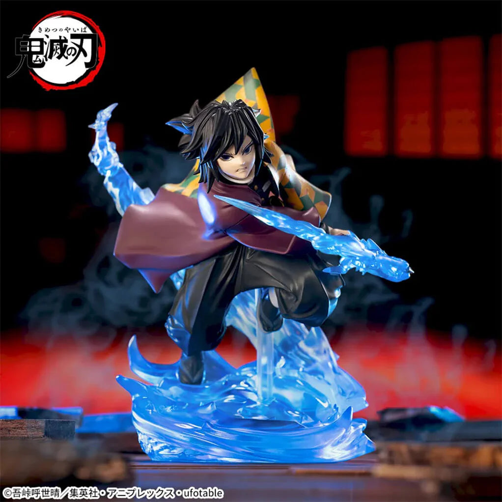 Estatua de Giyu Tomioka de Demon Slayer, 14,5 cm, en pose dinámica de combate con efectos de agua azul translúcidos.