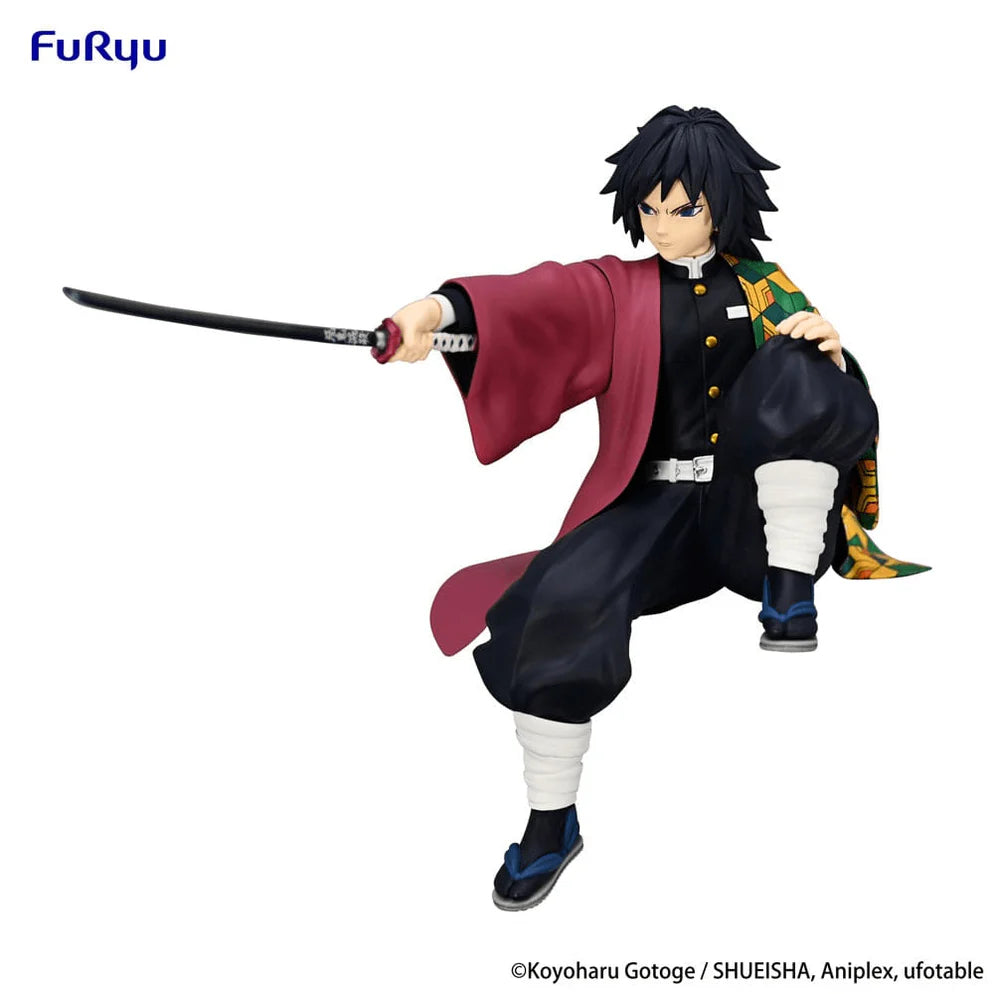 Figura de Giyu Tomioka de Demon Slayer, sentado, con kimono rojo y haori verde/amarillo, sosteniendo una katana.