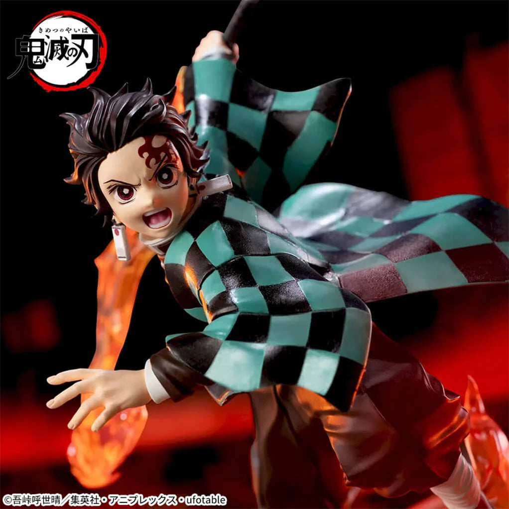 Estatua de Tanjiro Kamado de Demon Slayer, 15 cm, en pose dinámica de combate con su haori a cuadros verdes y negros, y efectos de fuego.