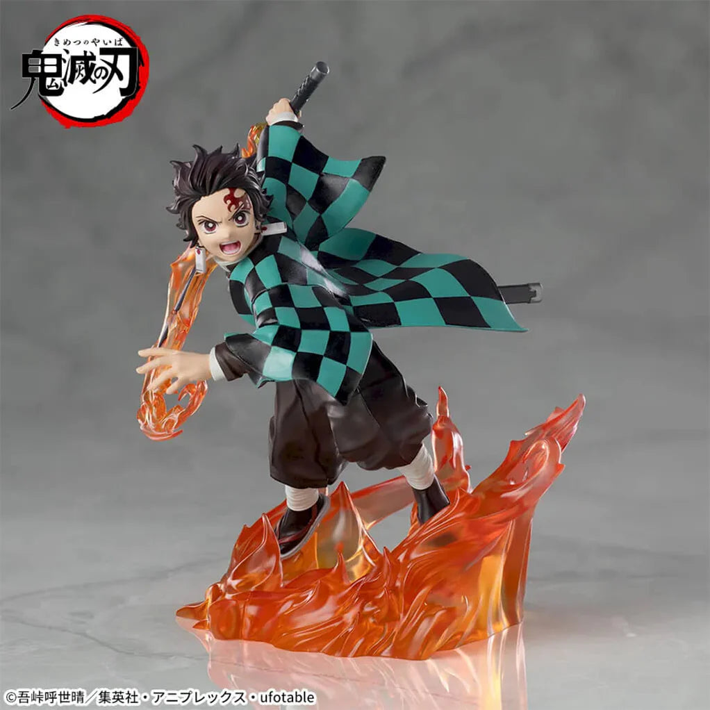Estatua de Tanjiro Kamado de Demon Slayer, 15 cm, en pose dinámica de combate con efectos de fuego naranja.