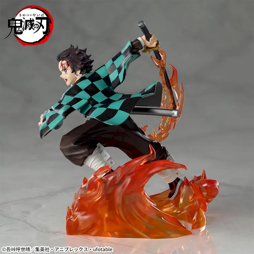 Estatua de Tanjiro Kamado de Demon Slayer, 15 cm, en pose dinámica de combate con efectos de fuego naranja.