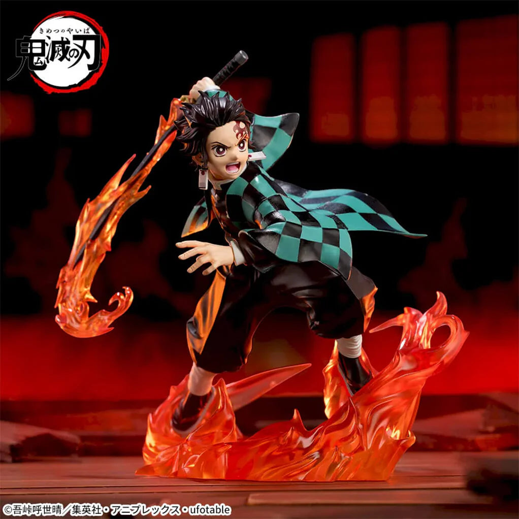 Estatua de Tanjiro Kamado de Demon Slayer, 15 cm, en pose dinámica de combate con espada y efectos de fuego naranja.