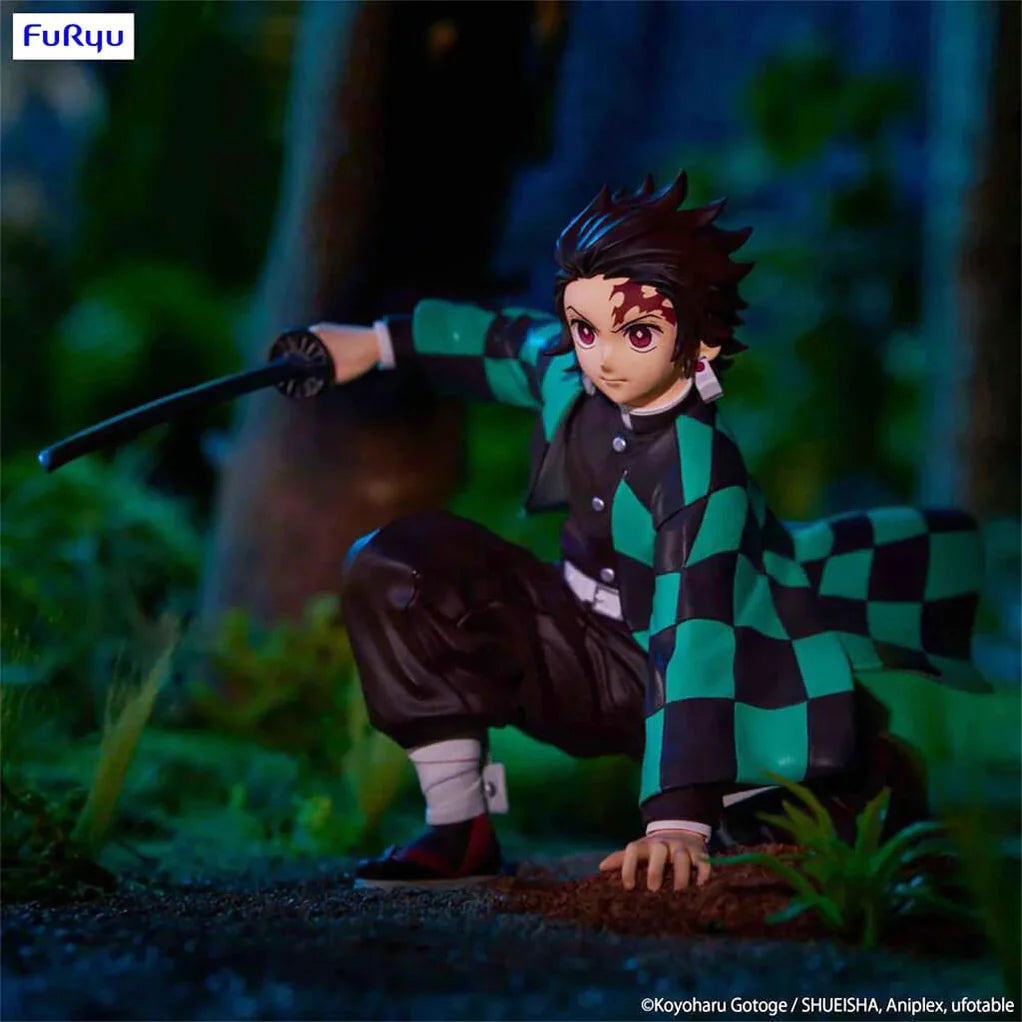 Estatua de Tanjiro Kamado de Demon Slayer, agachado, con haori verde a cuadros y espada.