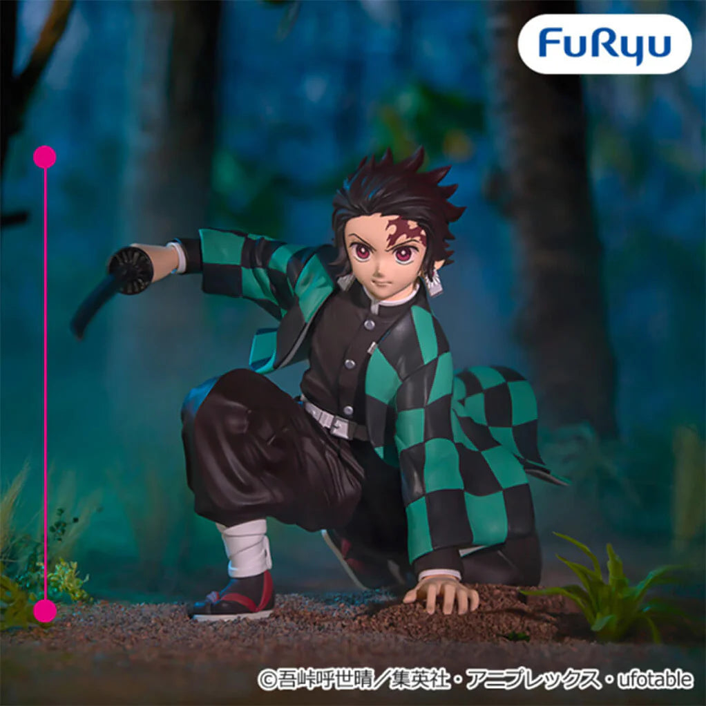 Estatua FuRyu de Tanjiro Kamado de Demon Slayer, agachado, con haori verde a cuadros y espada.