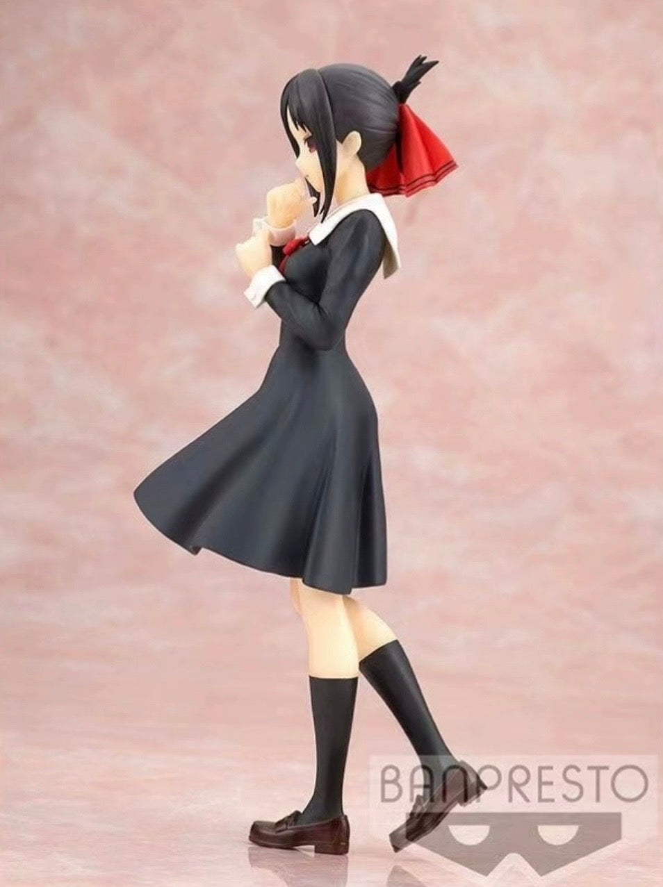 Figura Kaguya Shinomiya Kyunties de 18 cm, uniforme escolar negro, lazo rojo, pose elegante.