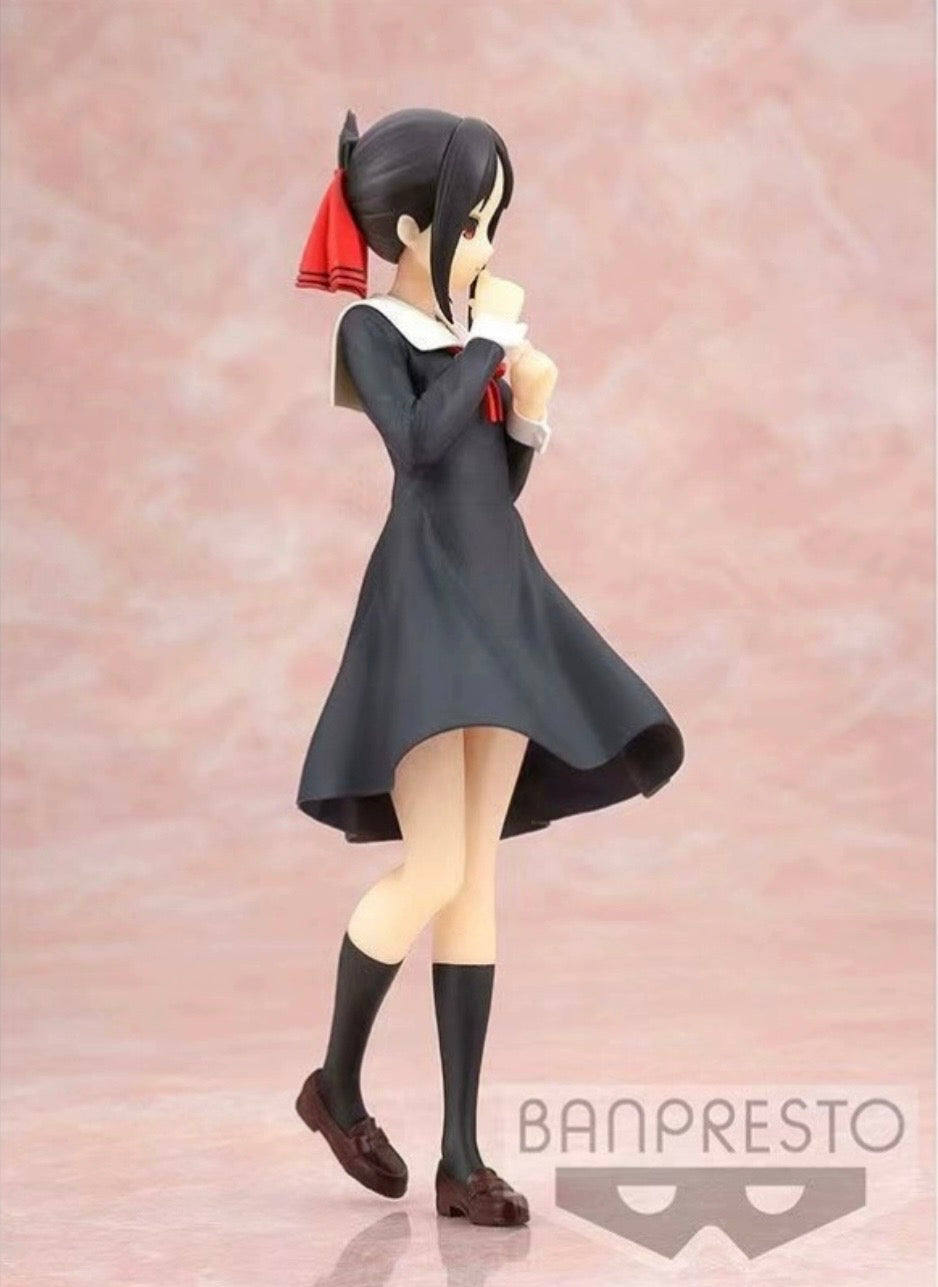 Figura Kaguya Shinomiya Kyunties de 18 cm, uniforme escolar negro, lazo rojo, pose elegante.