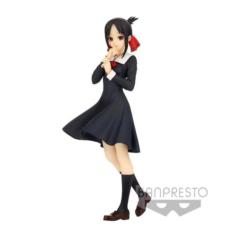 Figura de Kaguya Shinomiya de 18 cm en uniforme escolar negro, con lazo rojo y zapatos marrones.