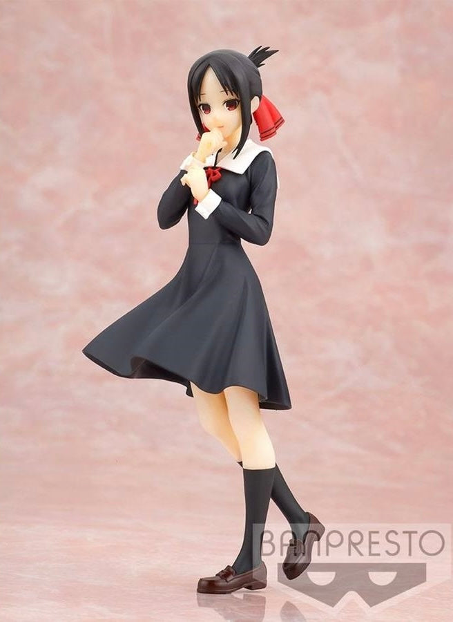 Figura de Kaguya Shinomiya de 18 cm con uniforme escolar negro, lazo rojo y zapatos marrones.