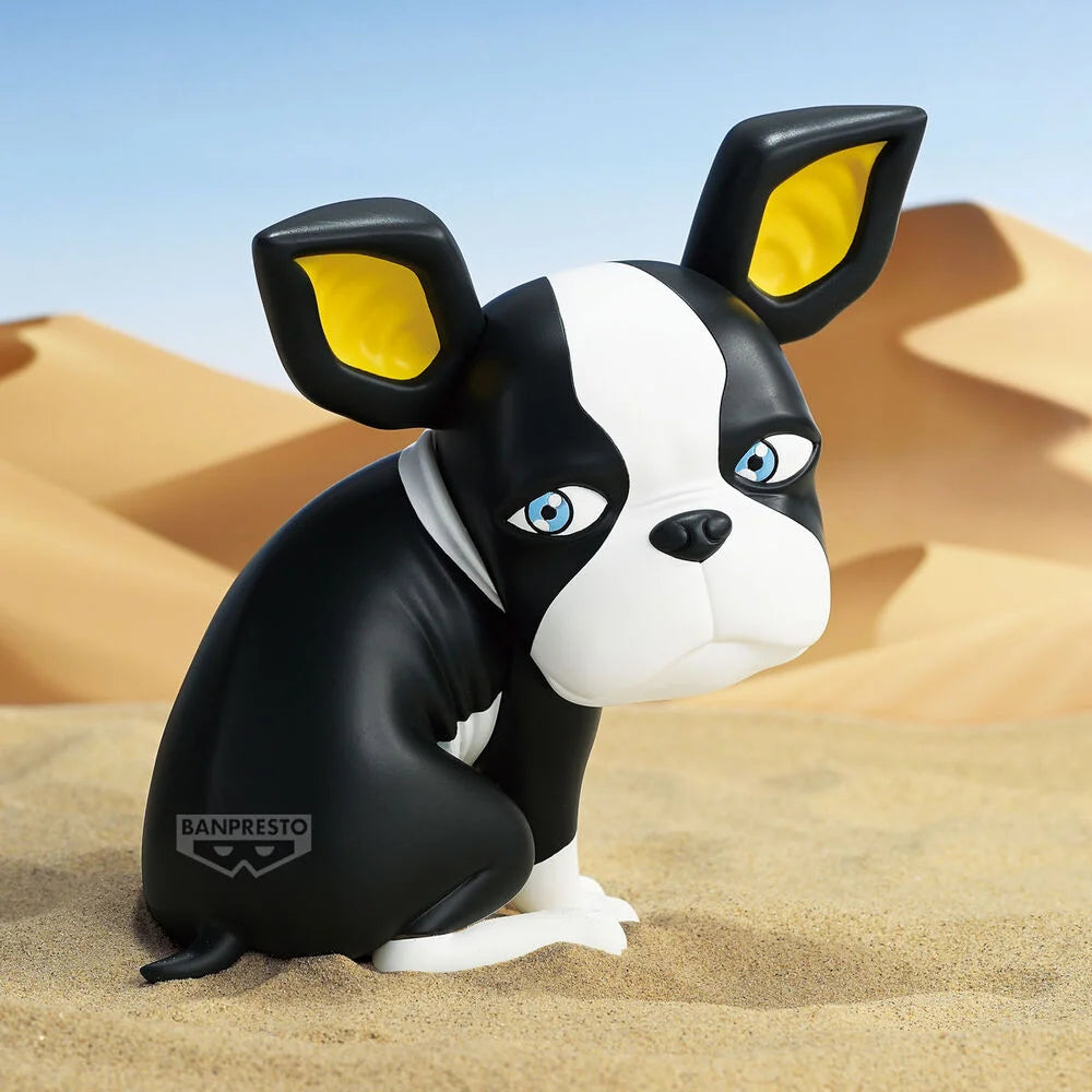 Estatua Banpresto de Iggy, Boston Terrier negro y blanco con ojos azules y orejas amarillas, sentado en la arena.