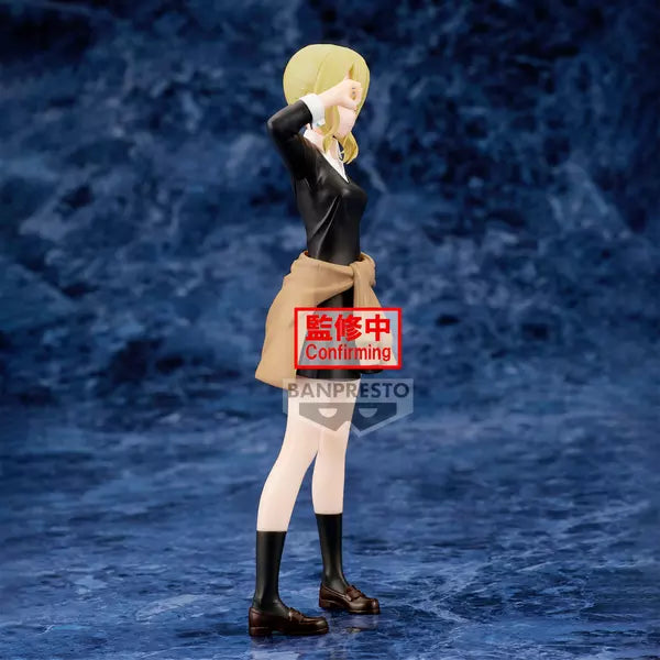 Estatua Banpresto Kyunties de Ai Hayasaka, 18 cm, con uniforme escolar negro y suéter beige atado.