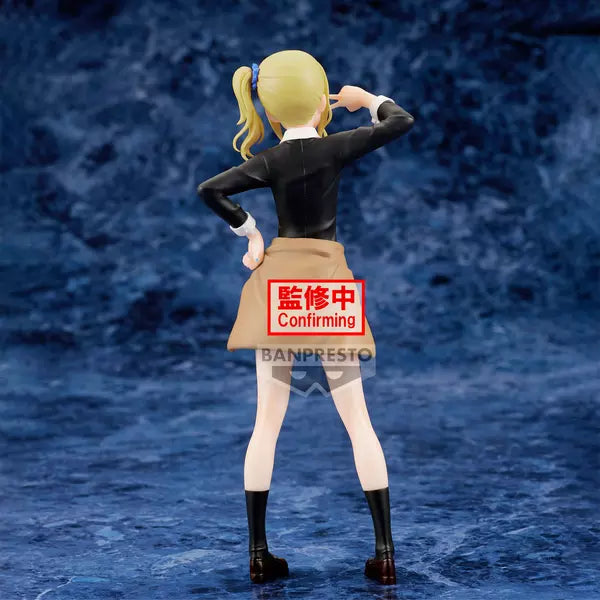 Figura Banpresto Ai Hayasaka de Kaguya-sama: Love Is War, 18 cm, con uniforme escolar negro y falda beige.