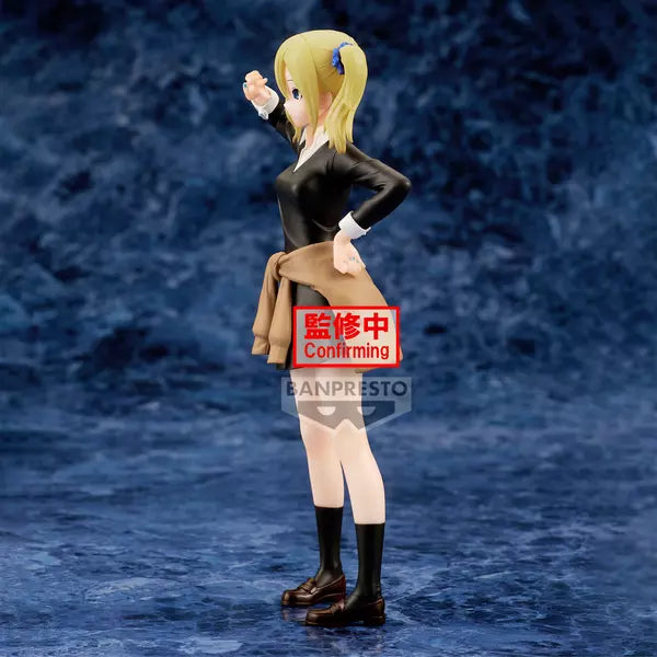 Estatua de Ai Hayasaka de Kaguya-sama: Love Is War de Banpresto, 18 cm, con uniforme escolar negro y suéter marrón.