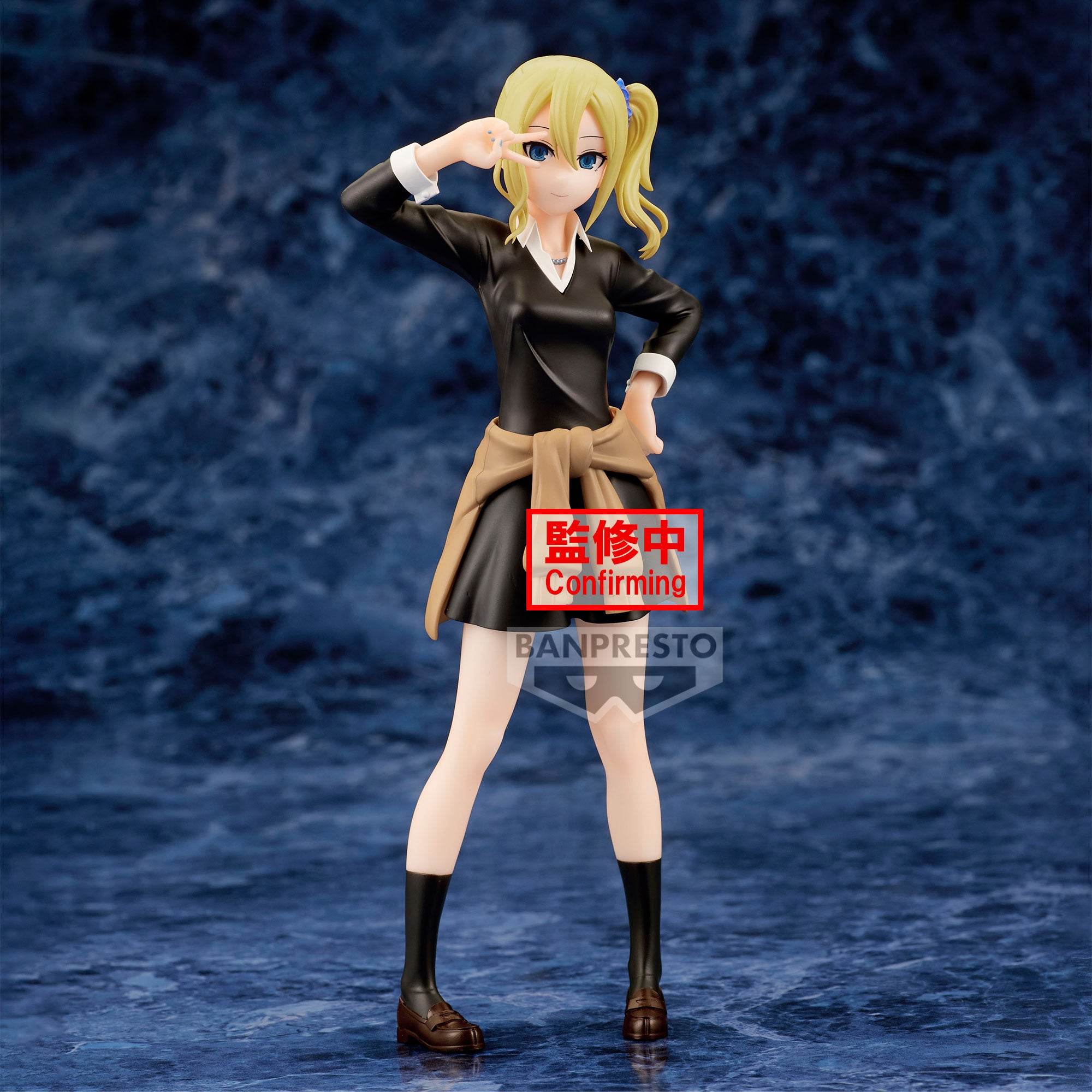 Estatua de Ai Hayasaka de Kaguya-sama: Love Is War, 18 cm, con uniforme negro y suéter marrón atado.