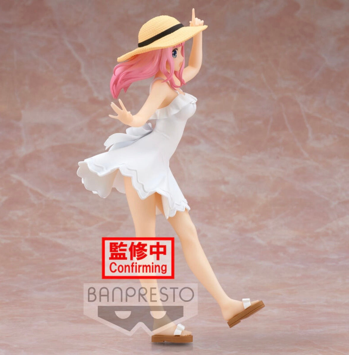 Estatua de Chika Fujiwara Kyunties Seaside Ver. de Banpresto, con vestido blanco, sombrero de paja y sandalias.