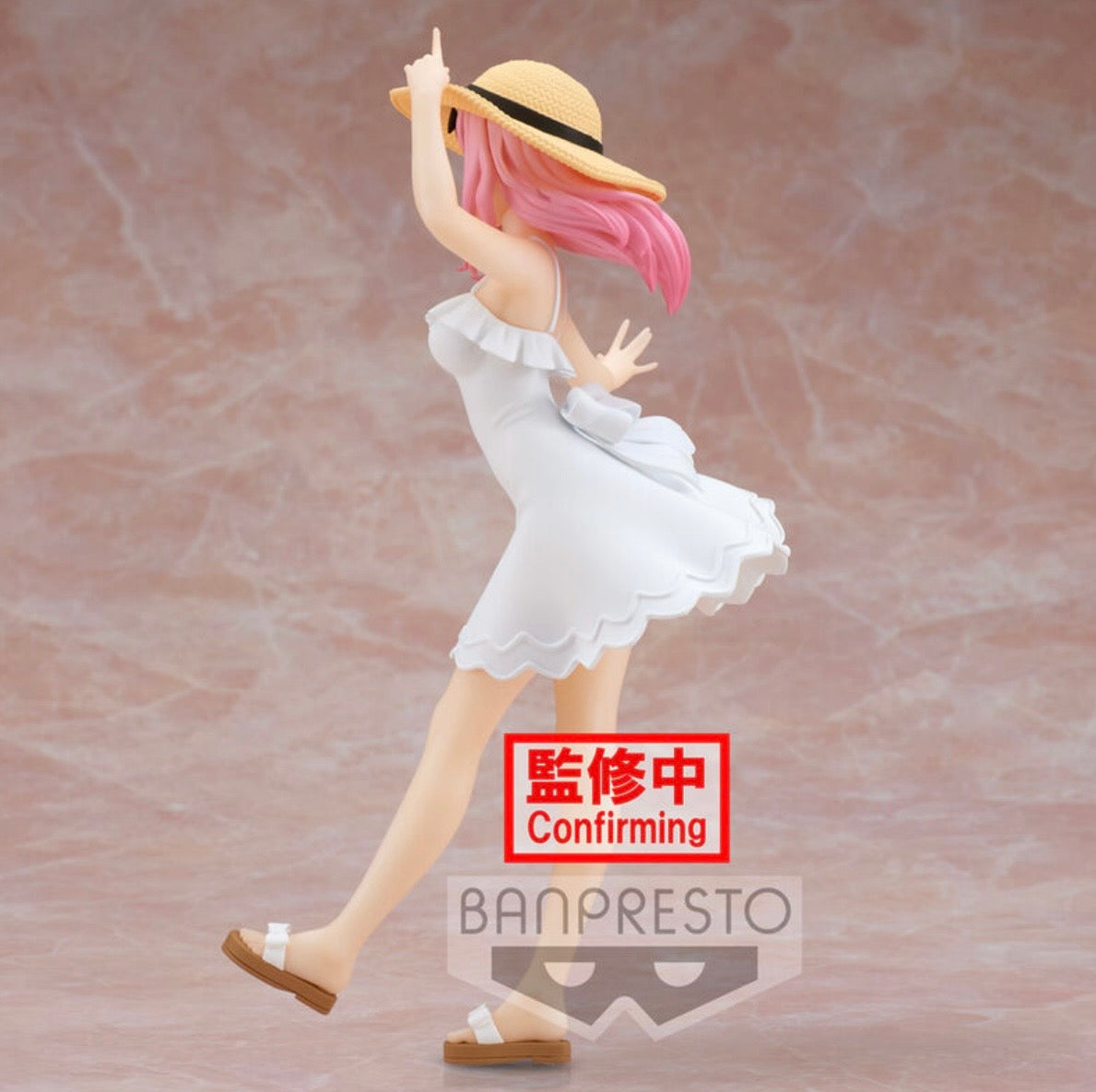 Estatua de Chika Fujiwara Kyunties Seaside Ver. con cabello rosa, vestido blanco de verano y sombrero de paja.