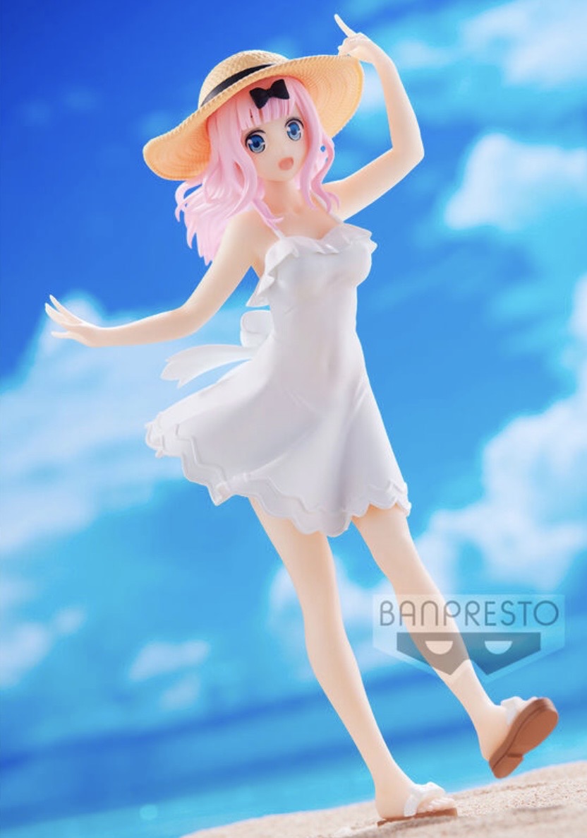 Estatua Banpresto de Chika Fujiwara Kyunties Seaside Ver. con sombrero de paja y vestido de playa blanco.