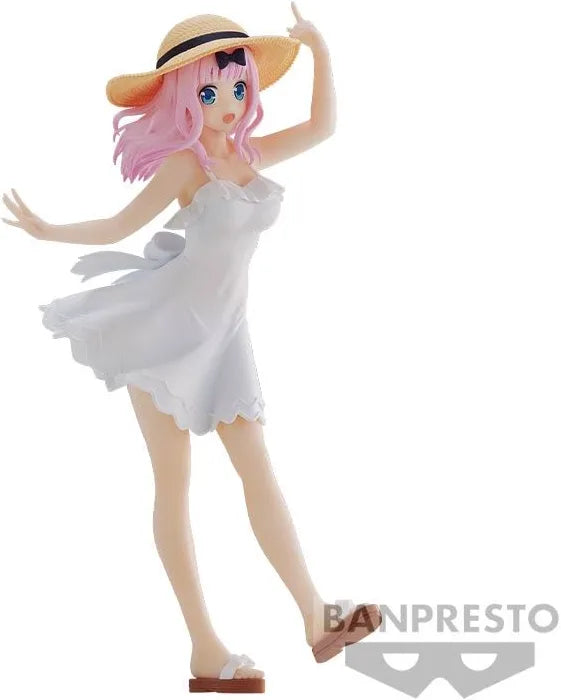 Estatua de Chika Fujiwara de Kaguya-sama: Love Is War, con vestido blanco de playa, sombrero de paja y sandalias.