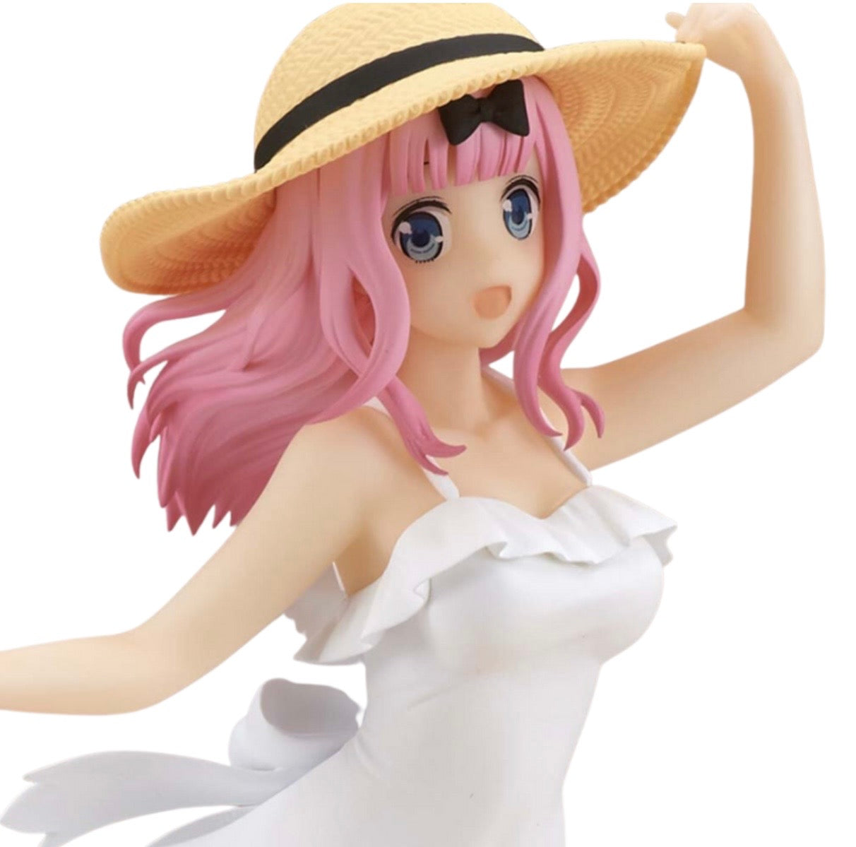Estatua de Chika Fujiwara Kyunties Seaside Ver. de Banpresto, con cabello rosa, sombrero de paja y vestido blanco.