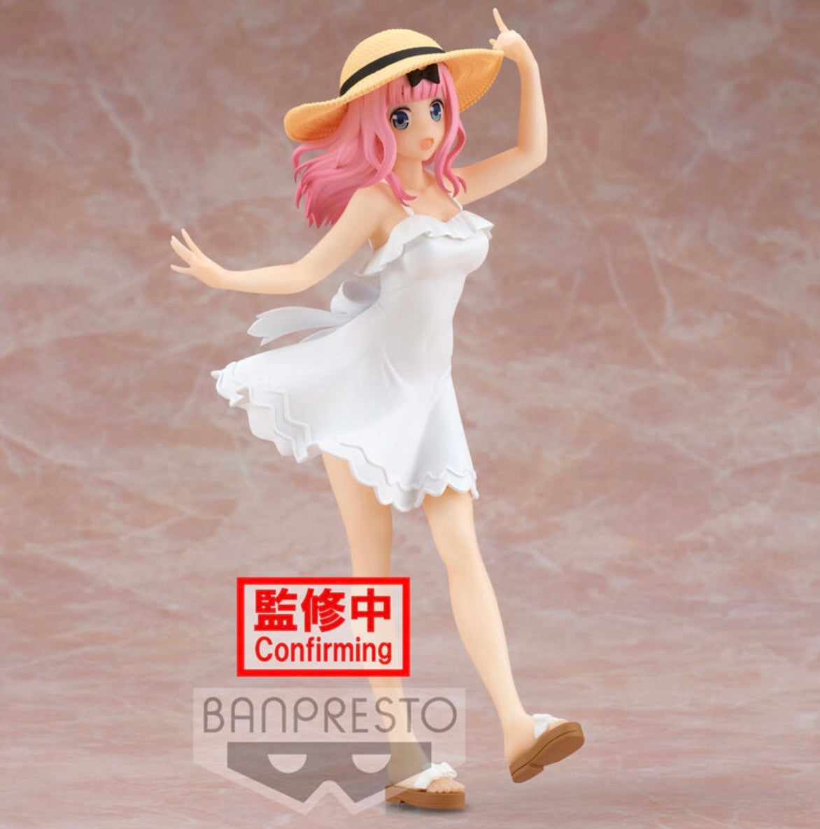 Estatua de Chika Fujiwara Kyunties Seaside Ver. de Banpresto, con vestido blanco, sombrero de paja y pelo rosa.