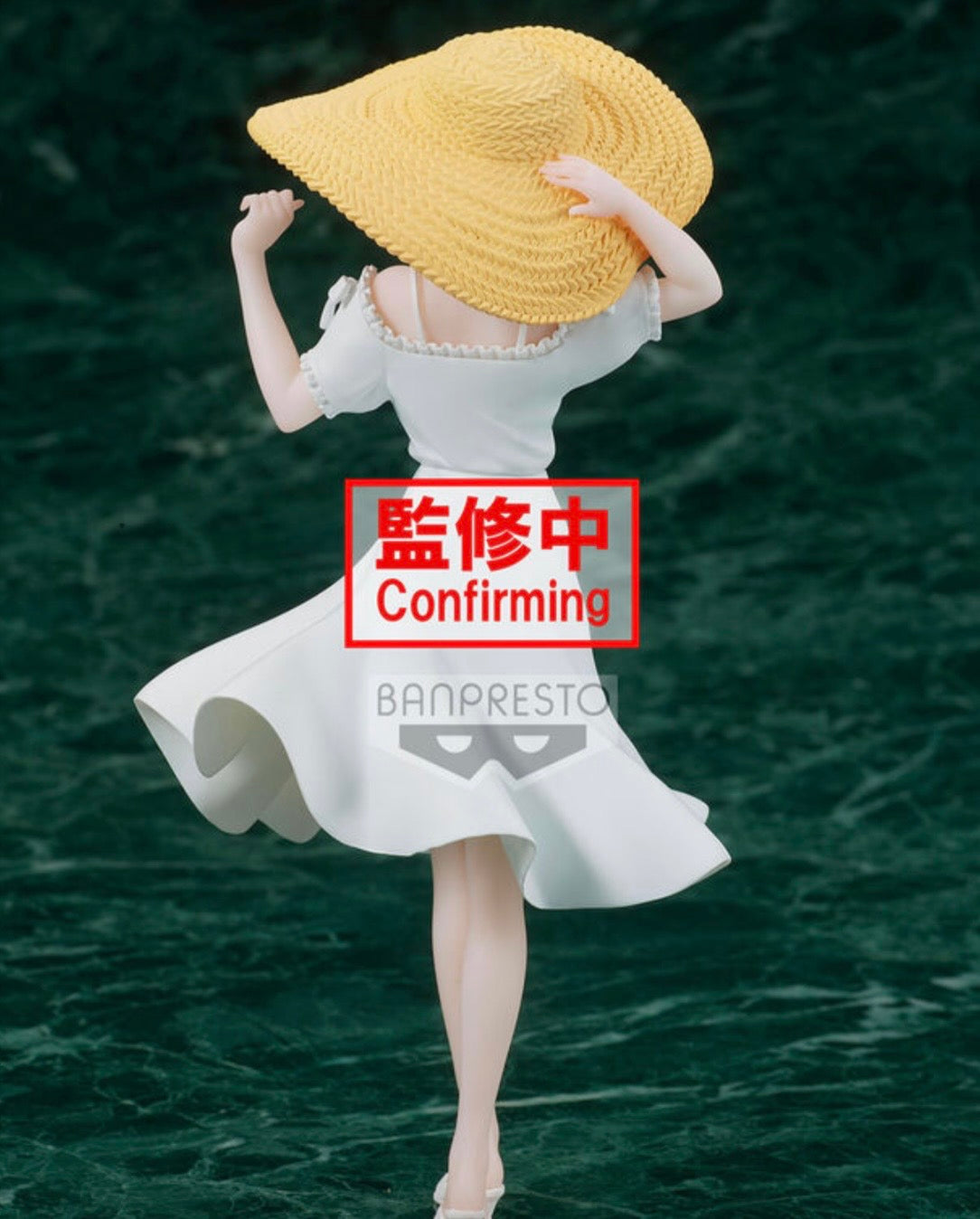 Estatua de Kaguya Shinomiya Kyunties Seaside Ver. de Banpresto, con vestido blanco y sombrero de paja amarillo.