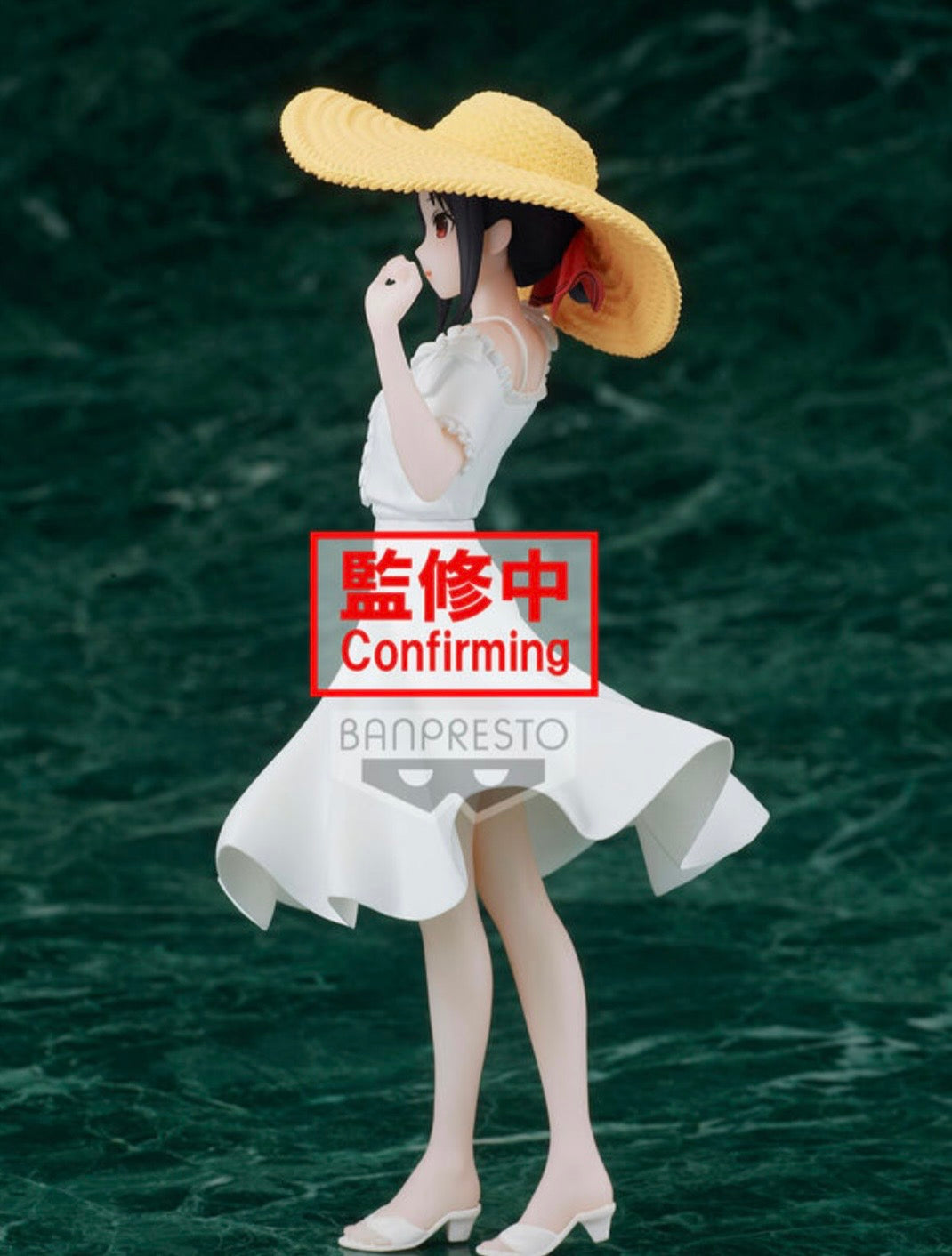 Estatua de Kaguya Shinomiya de 18 cm con sombrero de paja amarillo, vestido blanco de verano y sandalias.
