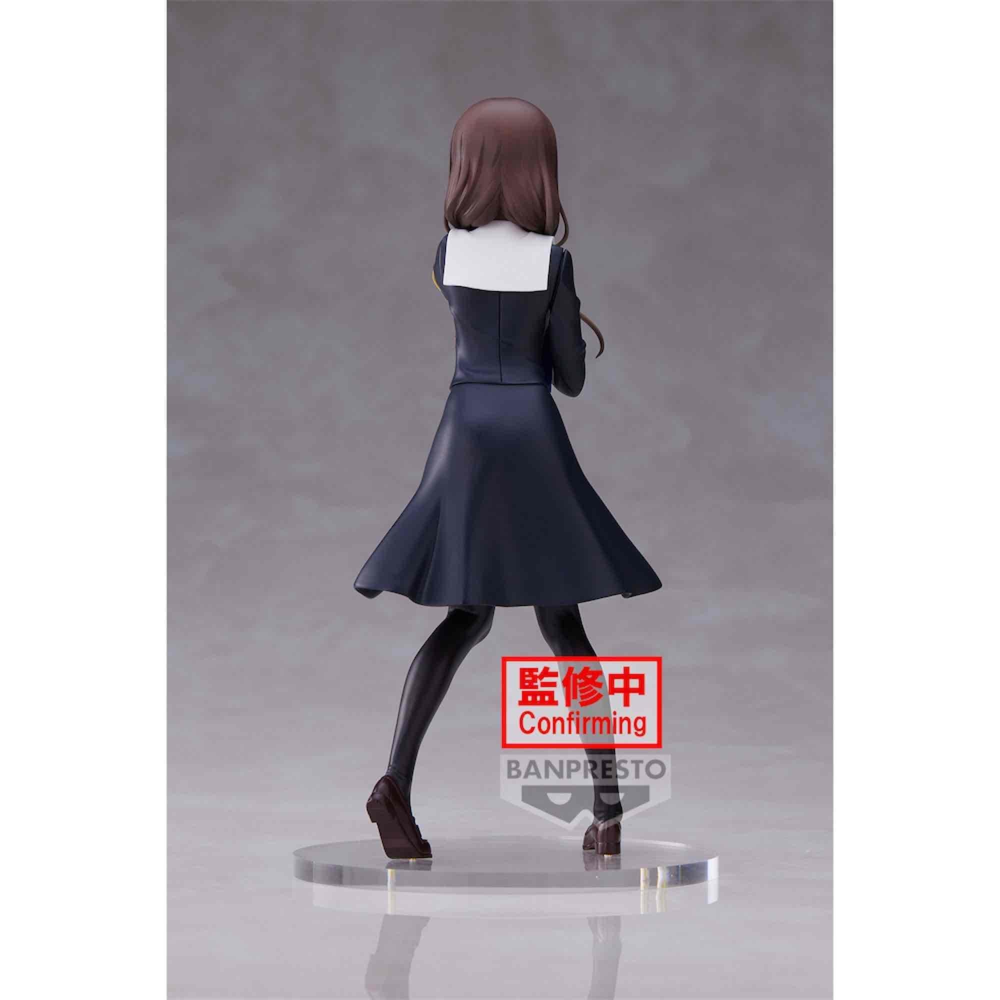 Estatua Banpresto de Miko Iino de Kaguya-sama: Love Is War, con uniforme escolar azul marino y blanco.