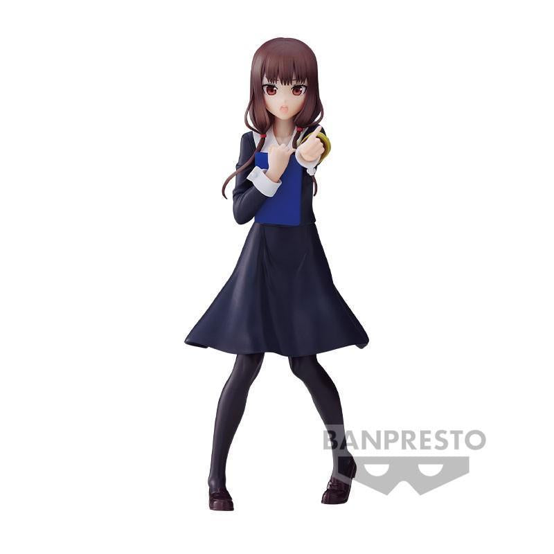 Estatua de Miko Iino de Kaguya-sama: Love Is War, con uniforme escolar azul marino y brazalete amarillo.
