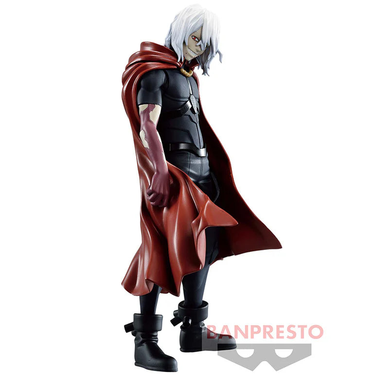Estatua de Tomura Shigaraki DXF Banpresto, 20 cm, con capa roja, ropa oscura y cabello blanco.