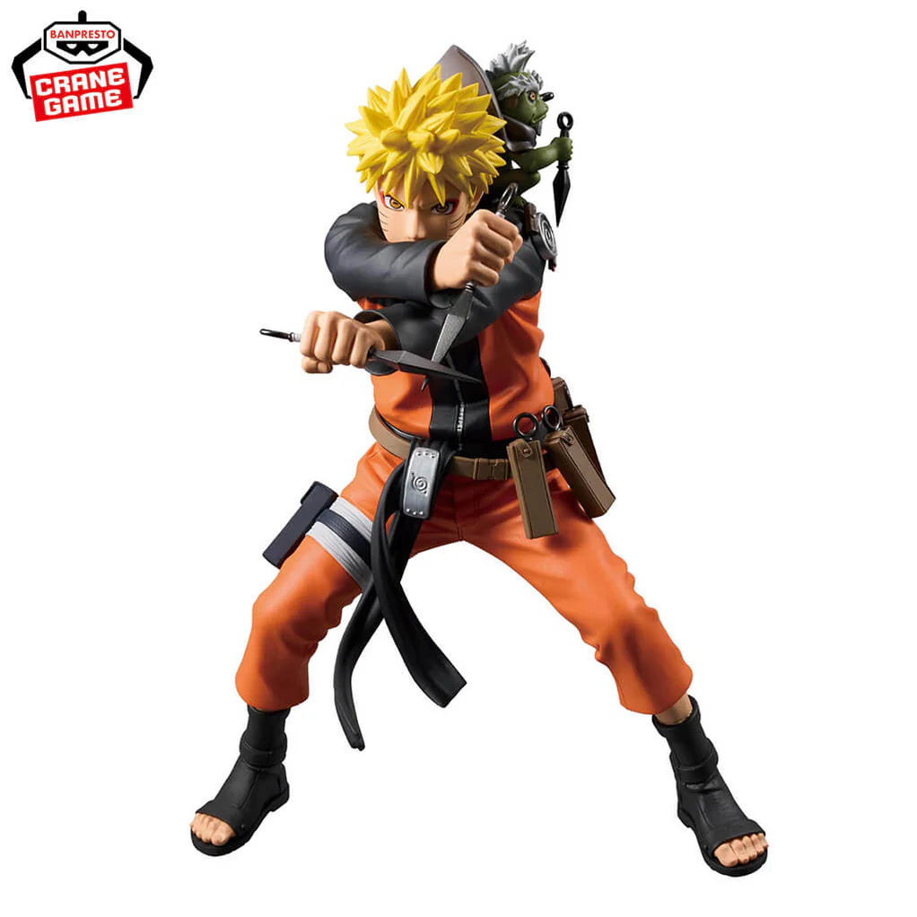 Estatua de Naruto Uzumaki en Modo Sabio, con traje naranja y negro, kunai, y Fukasaku en su hombro.