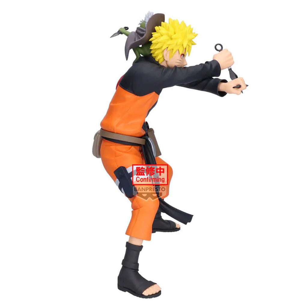Estatua de Naruto Uzumaki en Modo Sabio, con traje naranja y negro, kunai en mano, y Fukasaku en su hombro.