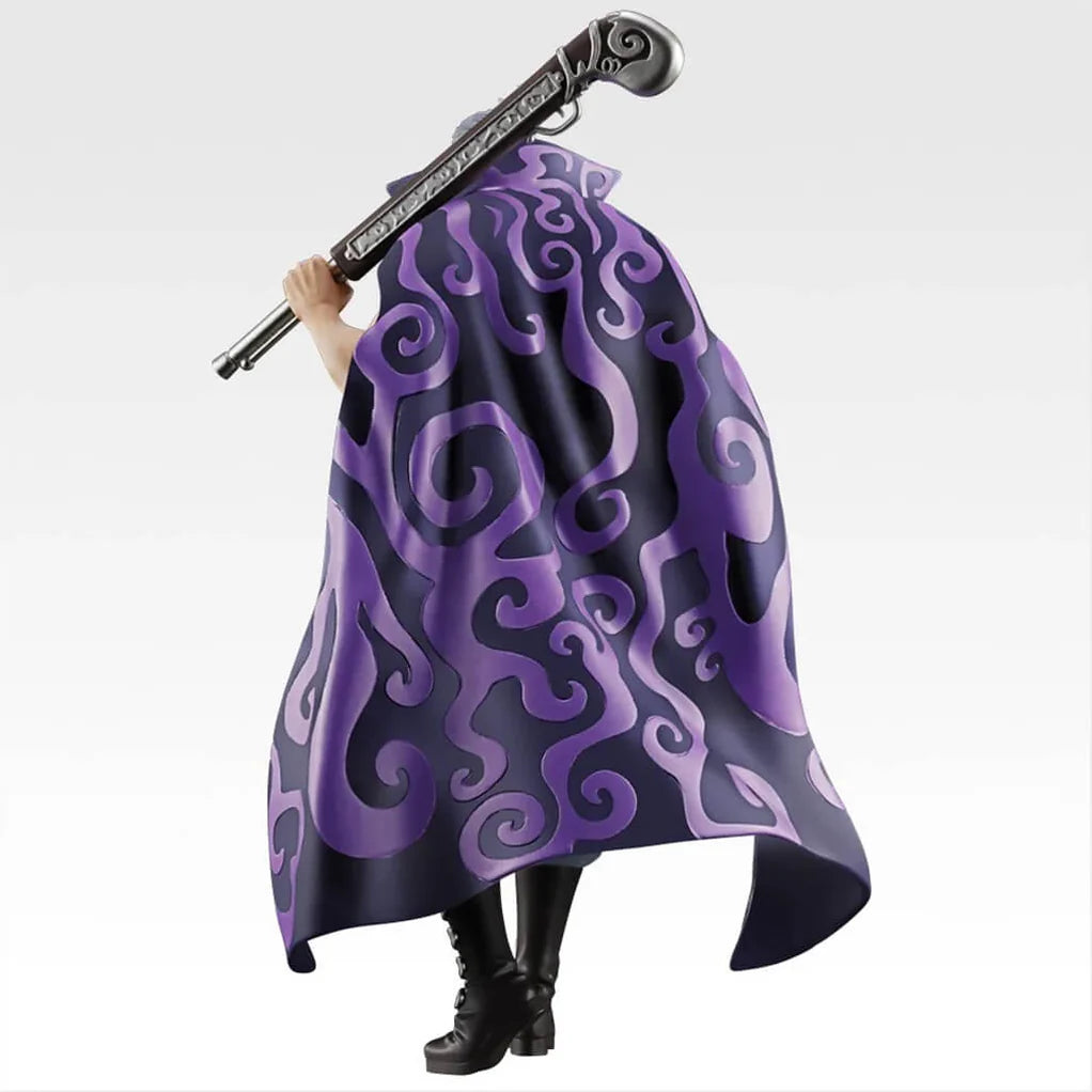 Estatua de Benn Beckman de One Piece, vista trasera, con capa morada oscura y detalles de llamas.