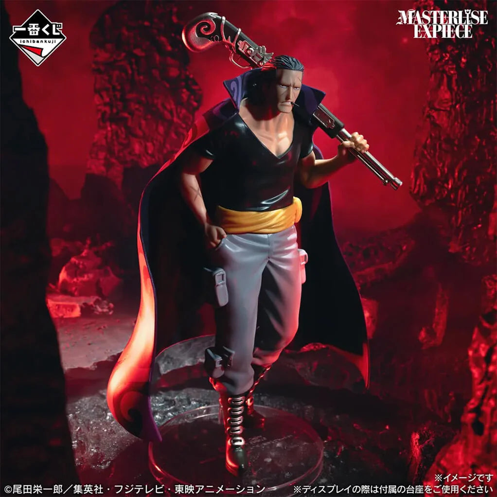 Estatua de Benn Beckman de One Piece, 21,5 cm, con capa oscura, camiseta negra, pantalones grises y rifle.
