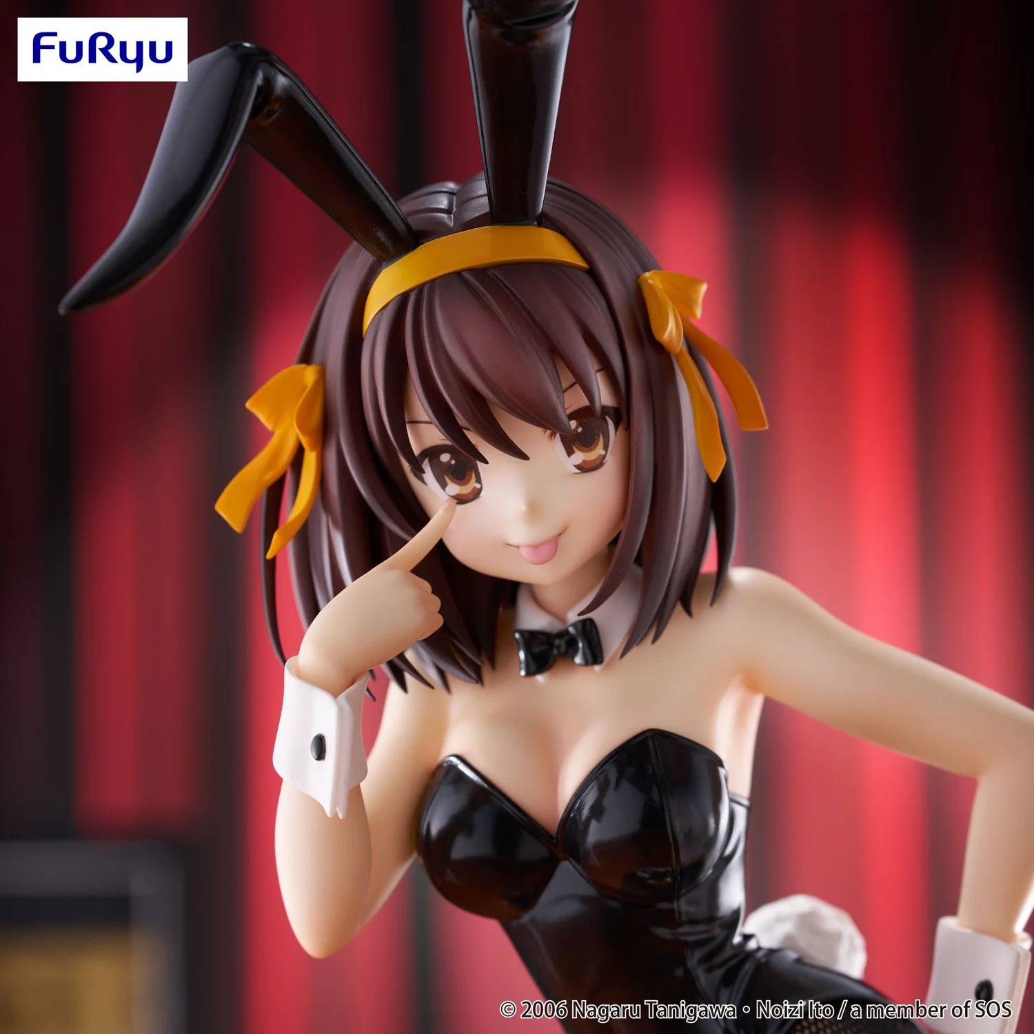 Estatua de Haruhi Suzumiya BiCute Bunnies de FuRyu, con traje de conejita negro brillante y orejas.