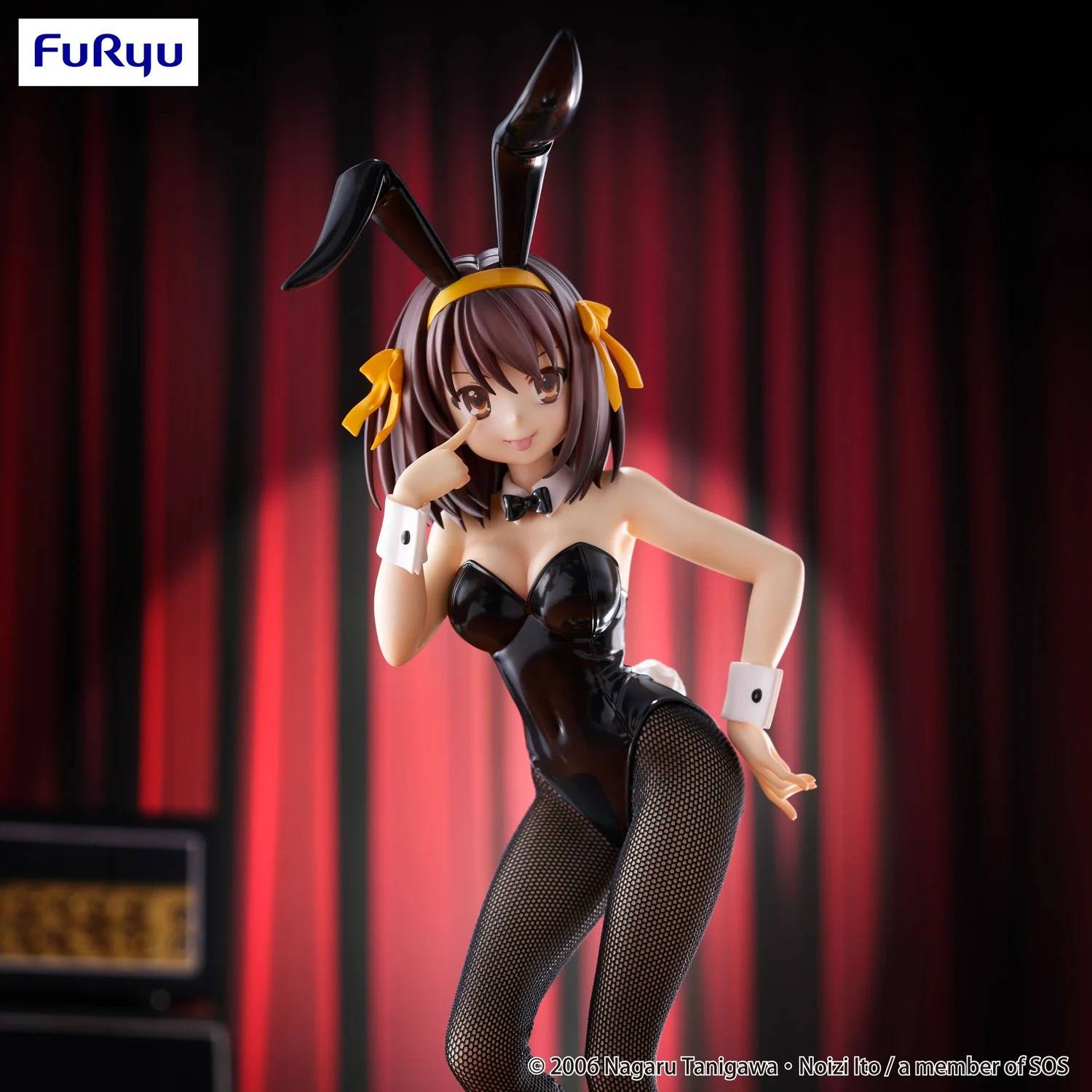 Estatua de Haruhi Suzumiya BiCute Bunnies de FuRyu, con traje de conejita negro brillante y medias de tela real.