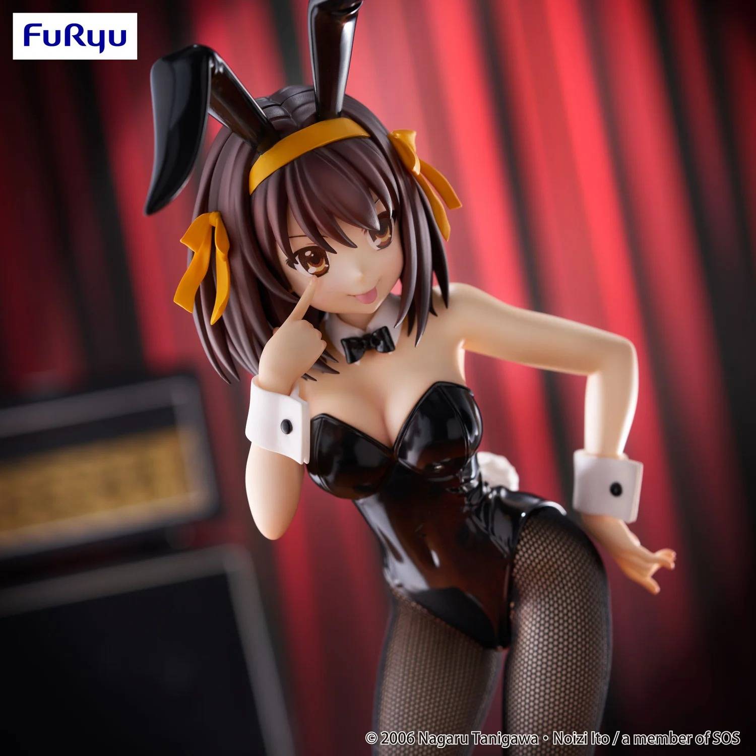 Estatua FuRyu de Haruhi Suzumiya con traje de conejita negro brillante, medias de red y orejas.