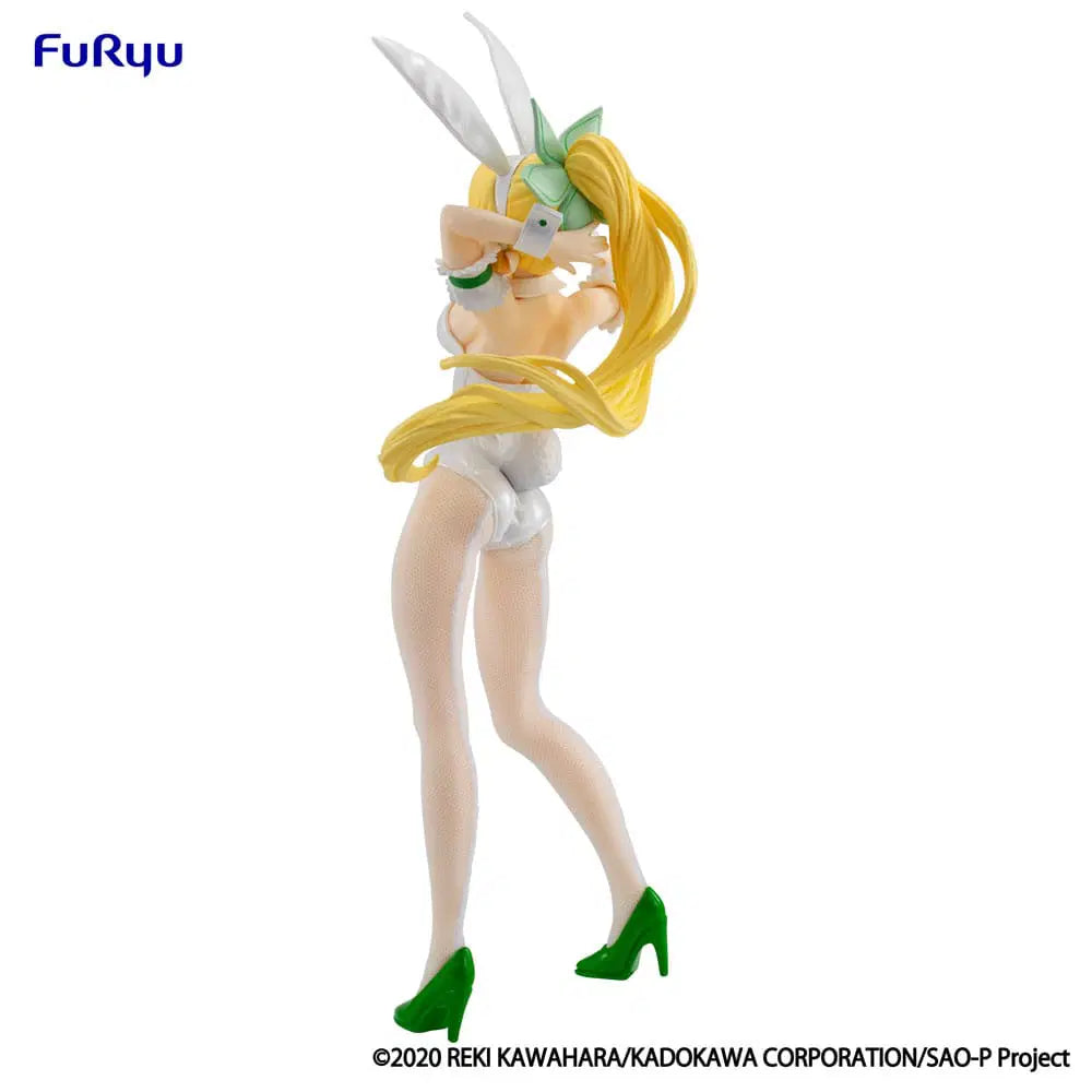 Estatua de Leafa de Sword Art Online, con traje de conejita blanco perlado, medias de tela real y tacones verdes.